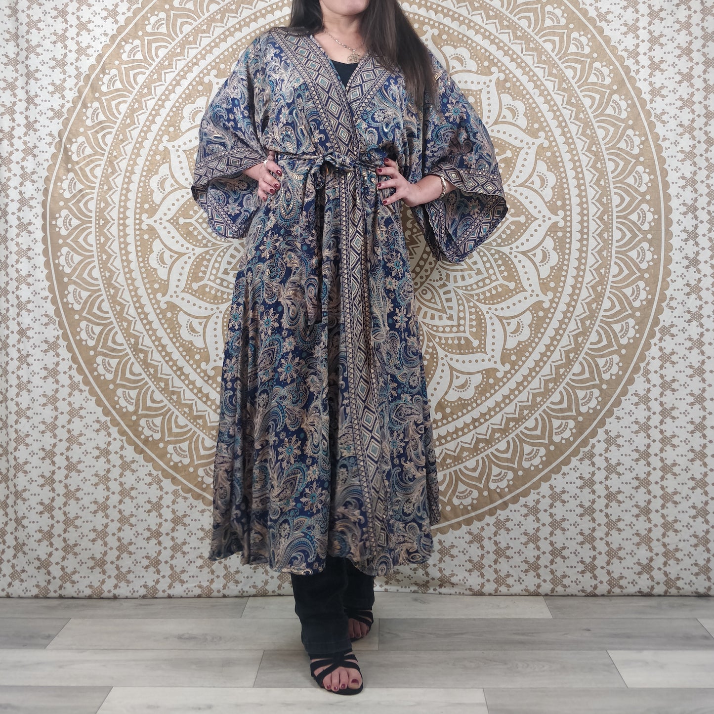 Kimono long femme Javeda en soie indienne. Kimono bohème manches amples. Imprimé paisley bleu avec insertions or.