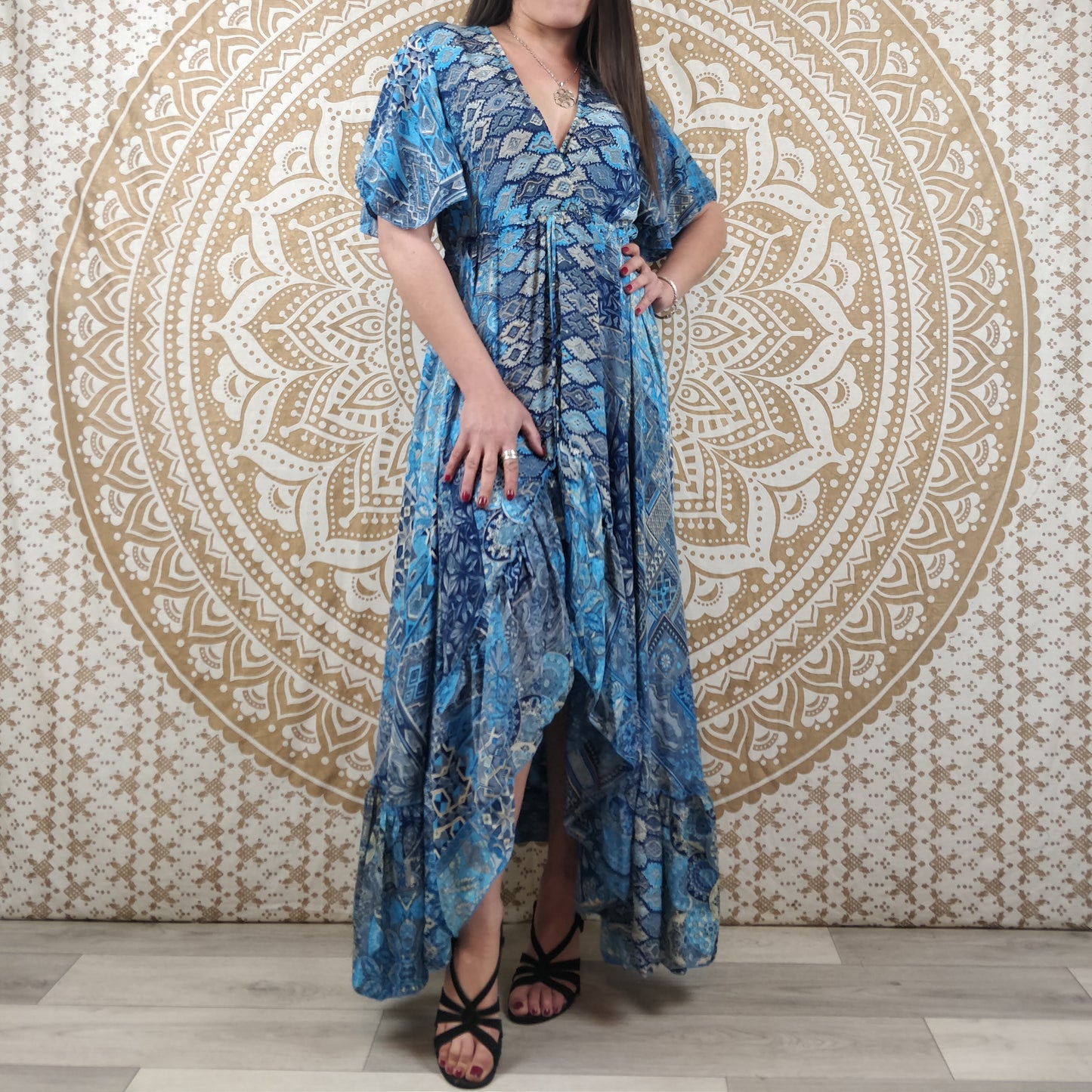 Robe longue asymétrique Mylara en soie indienne. Robe bohème élégante et fluide. Imprimé ethnique patchwork bleu.