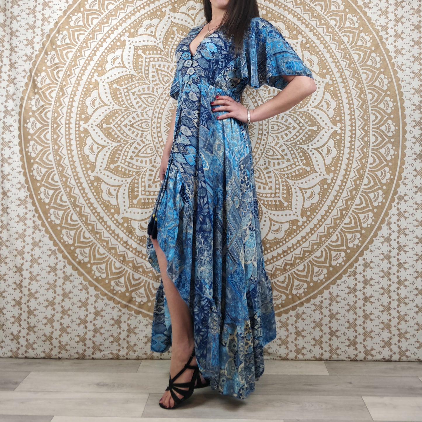 Robe longue asymétrique Mylara en soie indienne. Robe bohème élégante et fluide. Imprimé ethnique patchwork bleu.