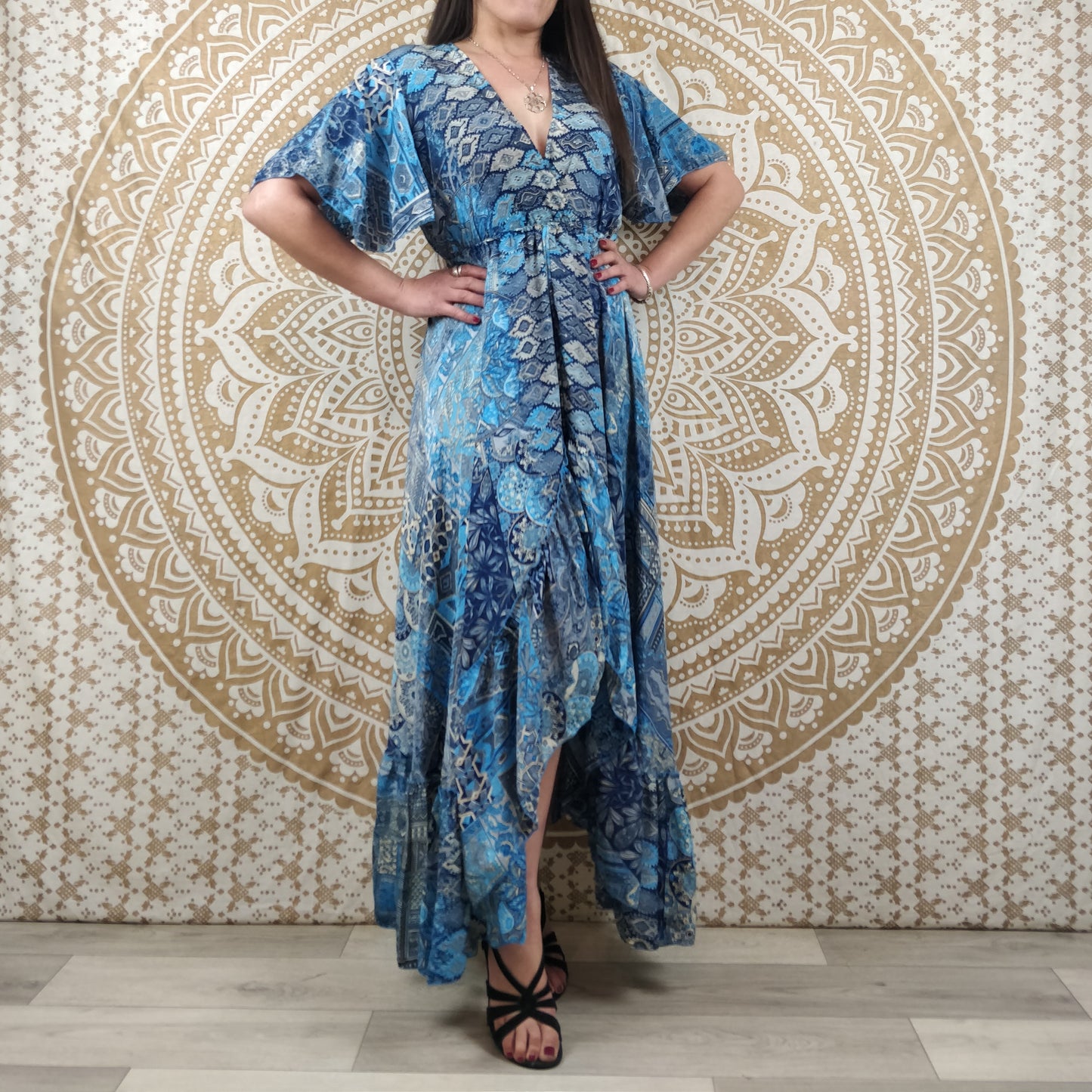 Robe longue asymétrique Mylara en soie indienne. Robe bohème élégante et fluide. Imprimé ethnique patchwork bleu.