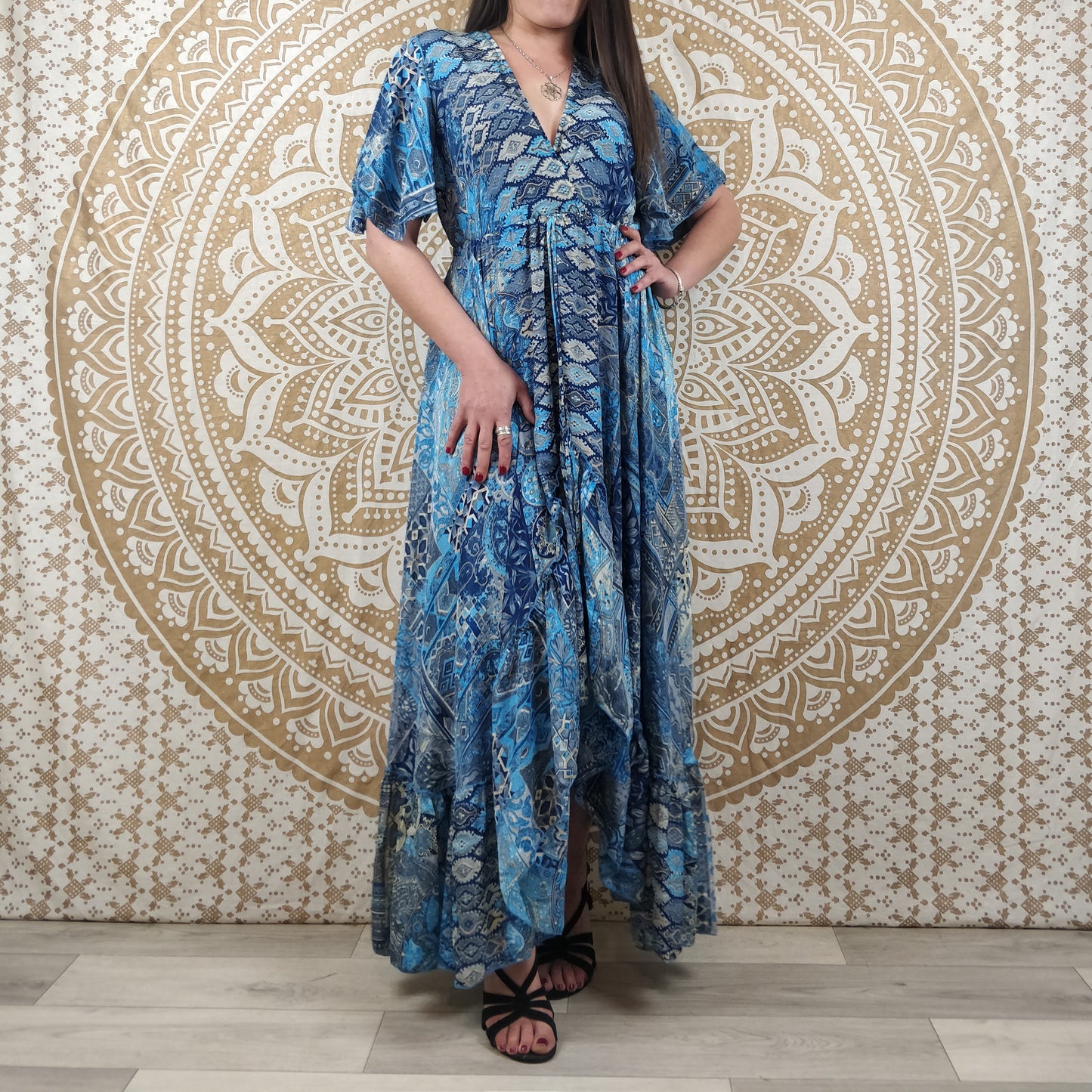 Robe longue asymétrique Mylara en soie indienne. Robe bohème élégante et fluide. Imprimé ethnique patchwork bleu.