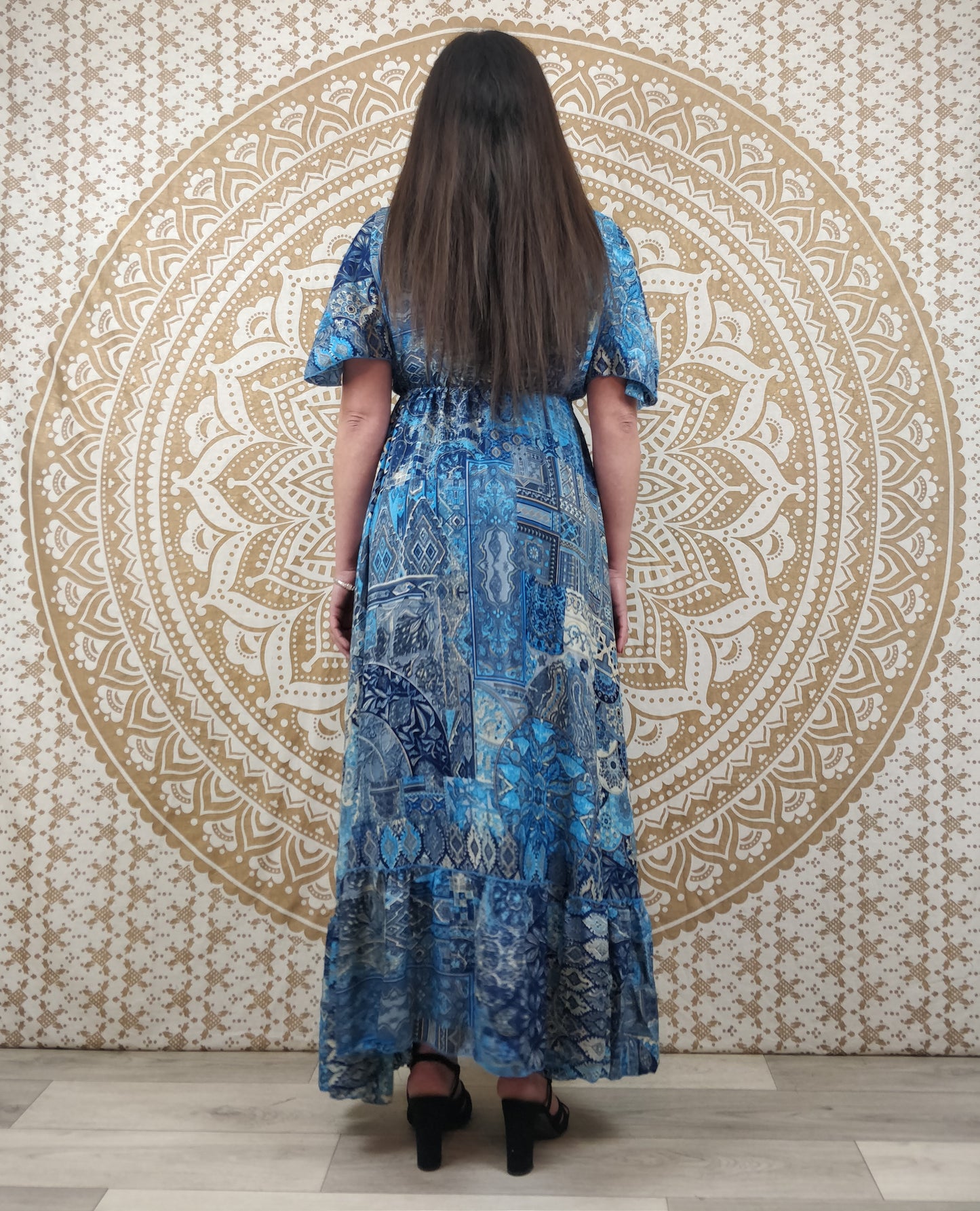 Robe longue asymétrique Mylara en soie indienne. Robe bohème élégante et fluide. Imprimé ethnique patchwork bleu.