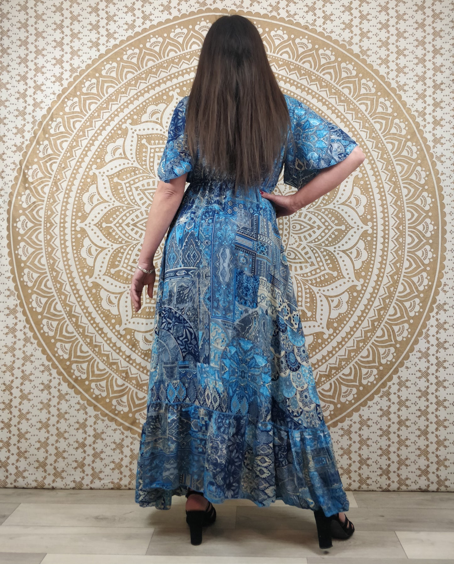 Robe longue asymétrique Mylara en soie indienne. Robe bohème élégante et fluide. Imprimé ethnique patchwork bleu.