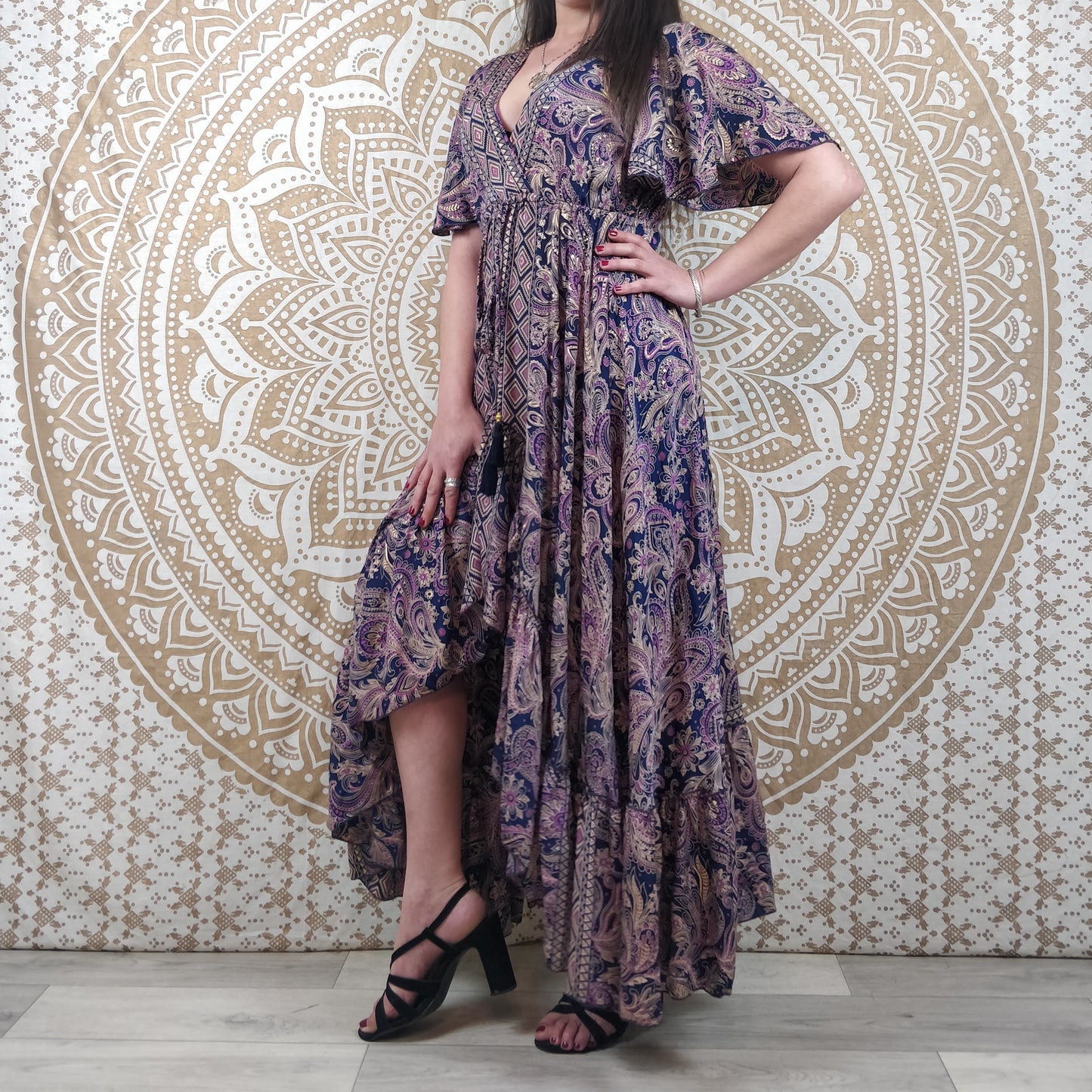 Robe longue asymétrique Mylara en soie indienne. Robe bohème élégante et fluide. Imprimé paisley violet avec insertions or.