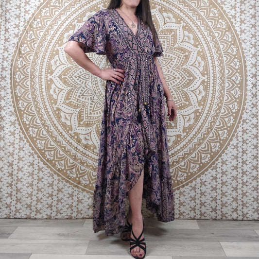 Robe longue asymétrique Mylara en soie indienne. Robe bohème élégante et fluide. Imprimé paisley violet avec insertions or.