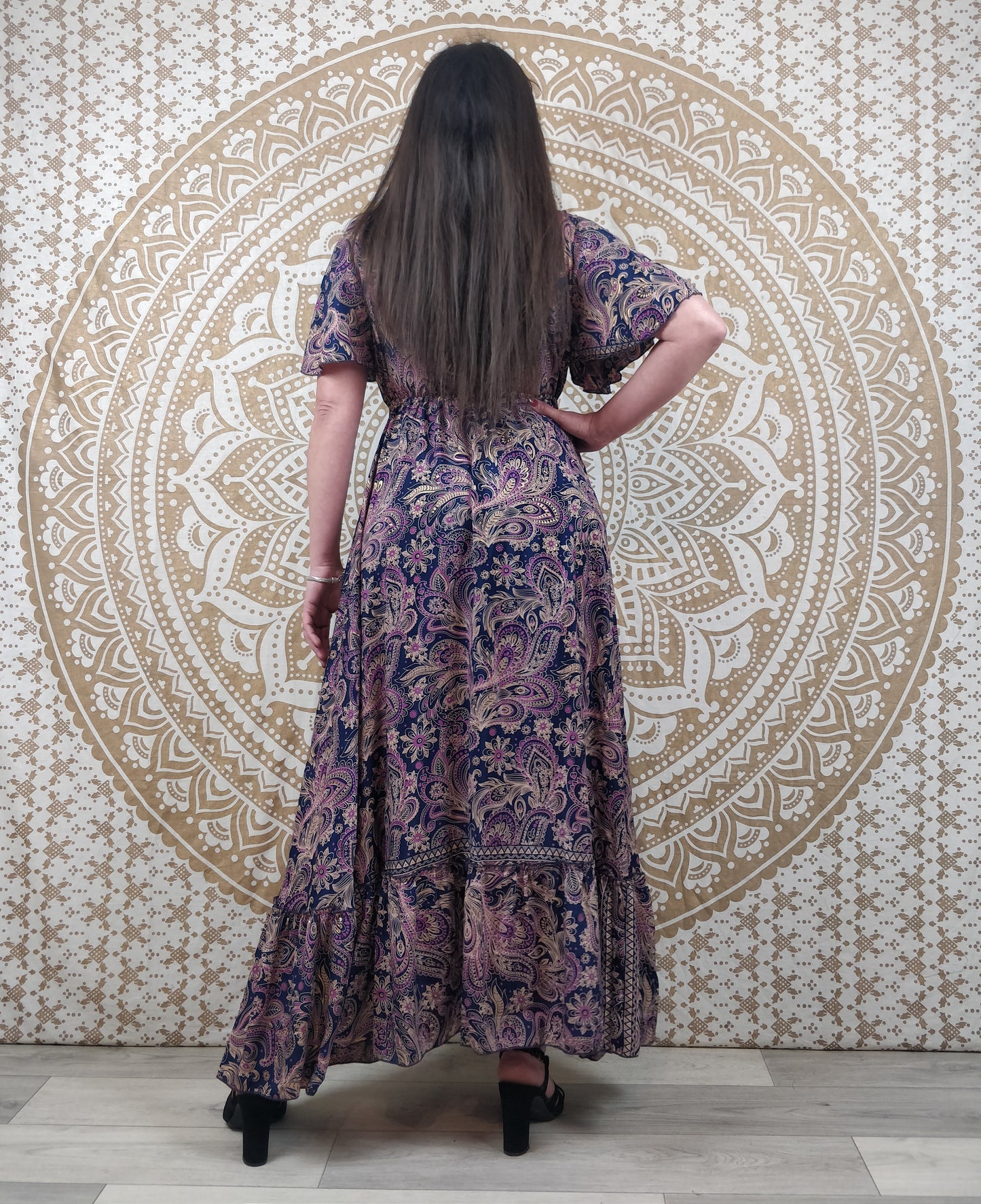 Robe longue asymétrique Mylara en soie indienne. Robe bohème élégante et fluide. Imprimé paisley violet avec insertions or.