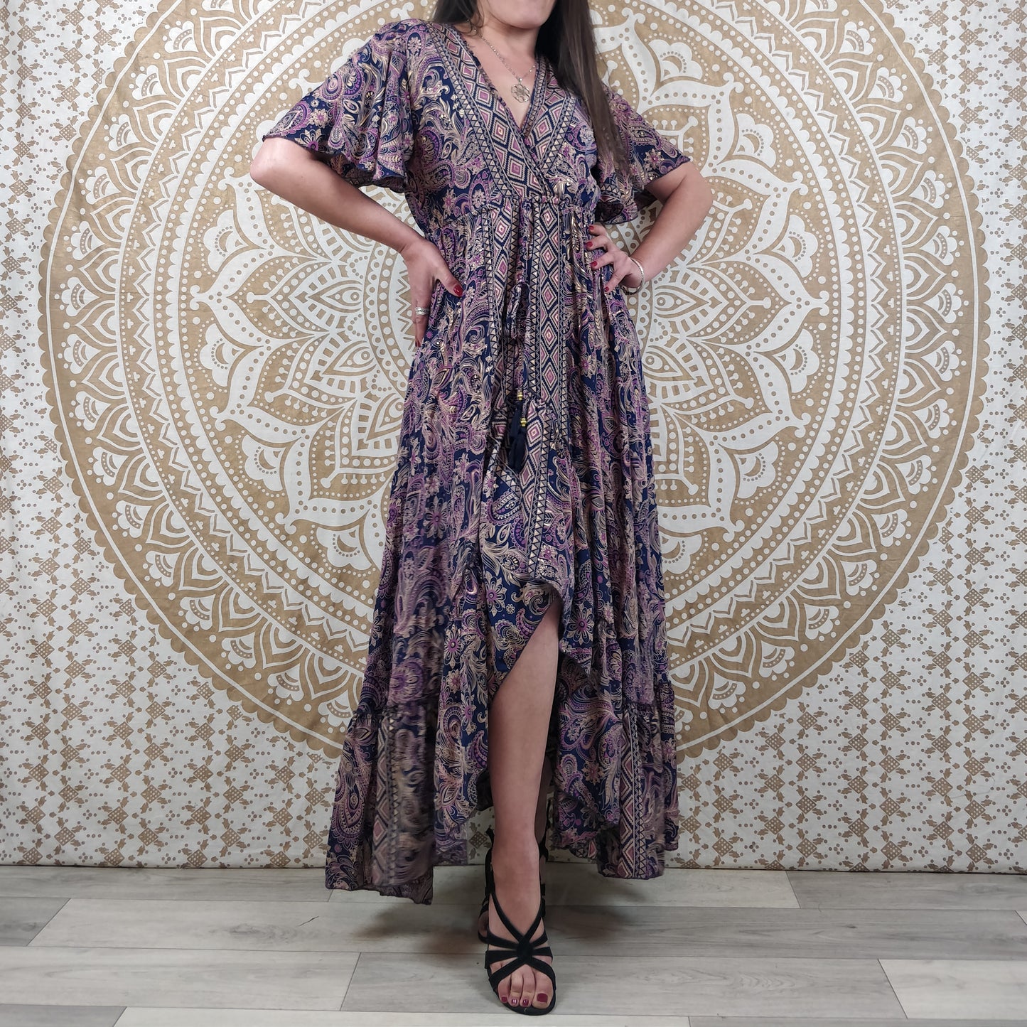 Robe longue asymétrique Mylara en soie indienne. Robe bohème élégante et fluide. Imprimé paisley violet avec insertions or.