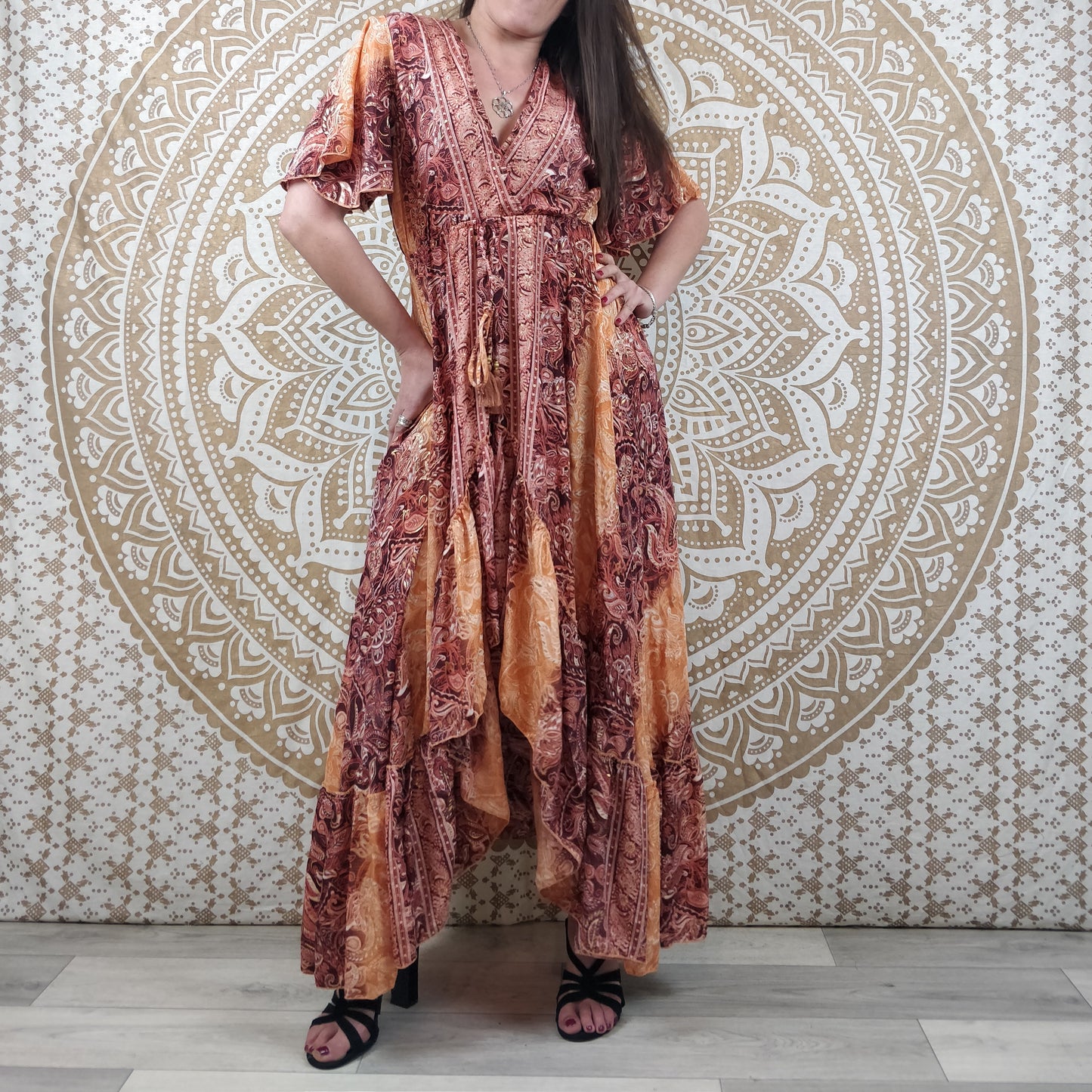 Robe longue asymétrique Mylara en soie indienne. Robe bohème élégante et fluide. Imprimé paisley marron avec insertions or.