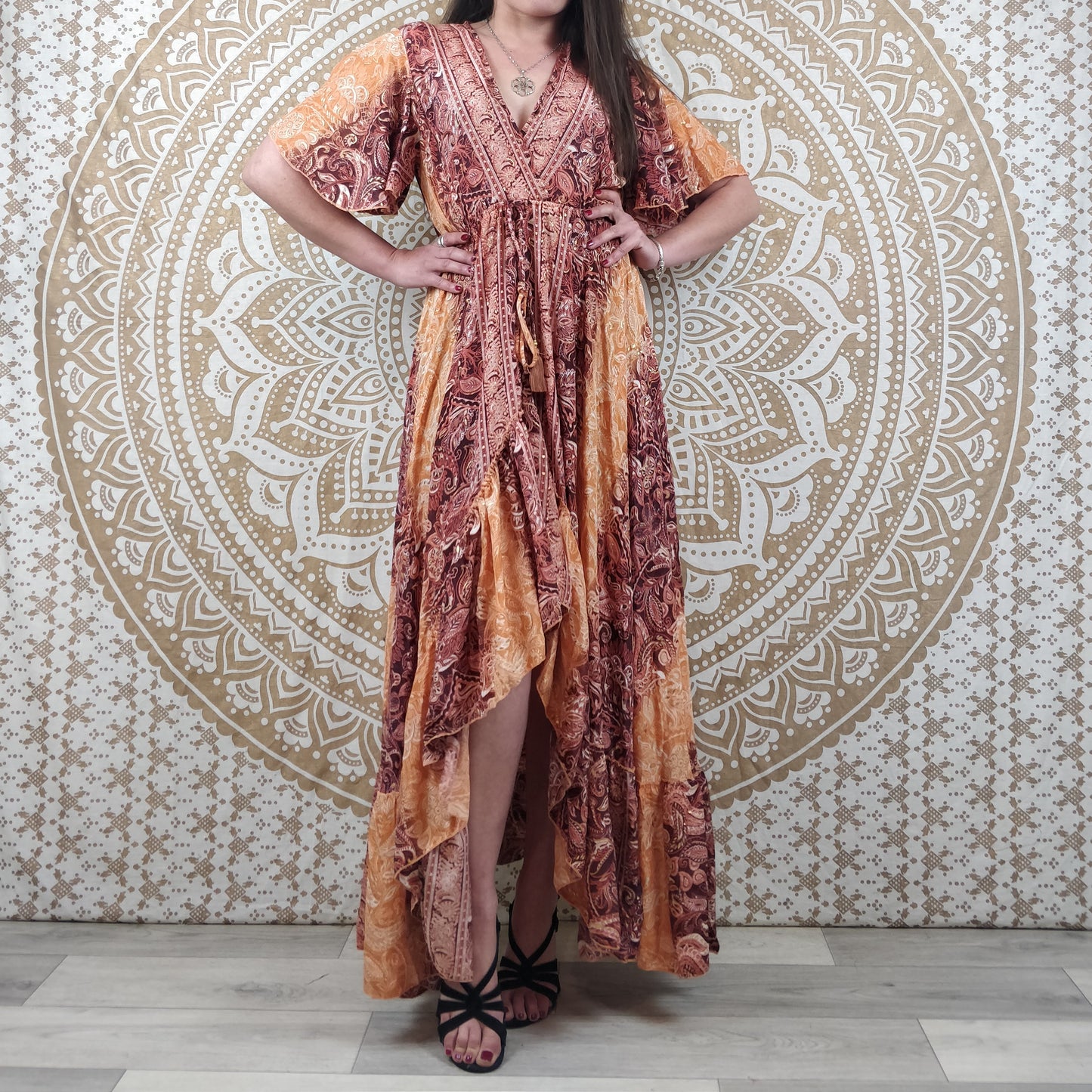 Robe longue asymétrique Mylara en soie indienne. Robe bohème élégante et fluide. Imprimé paisley marron avec insertions or.