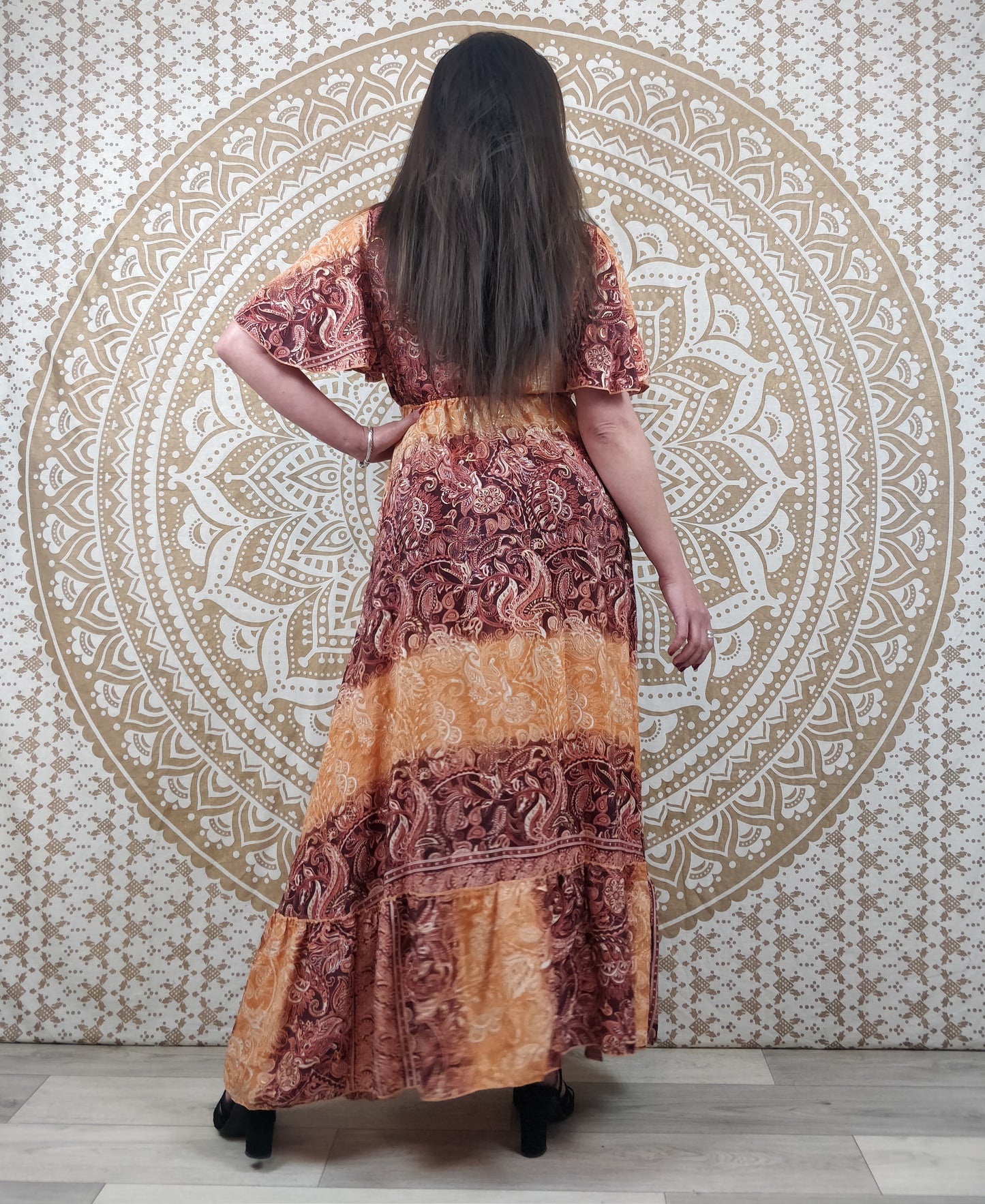 Robe longue asymétrique Mylara en soie indienne. Robe bohème élégante et fluide. Imprimé paisley marron avec insertions or.