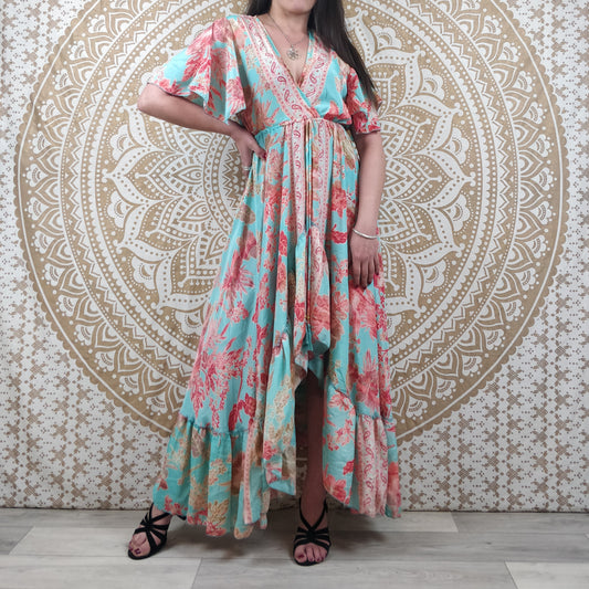 Robe longue asymétrique Mylara en soie indienne. Robe bohème élégante et fluide. Imprimé fleuri bleu et rose.