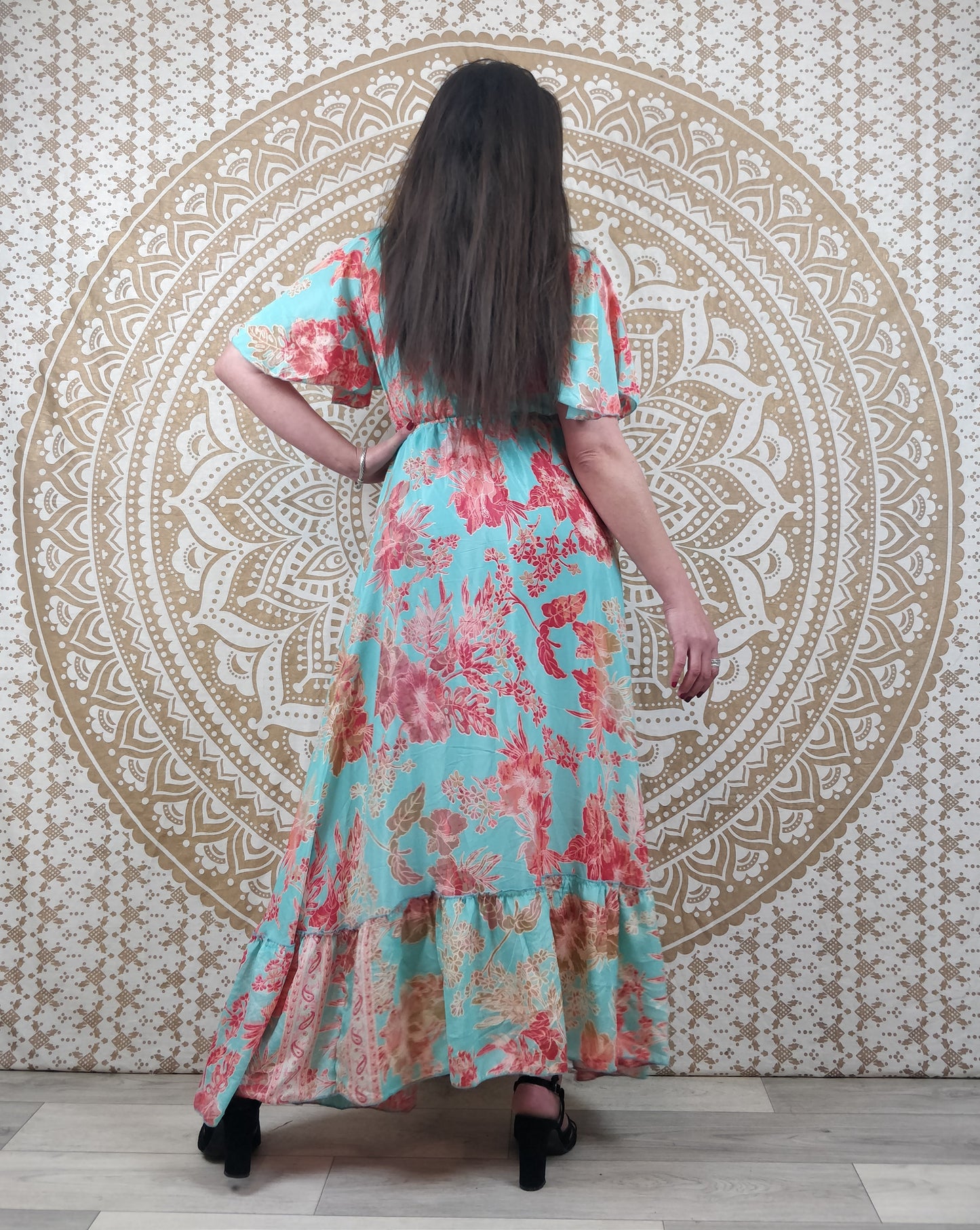 Robe longue asymétrique Mylara en soie indienne. Robe bohème élégante et fluide. Imprimé fleuri bleu et rose.