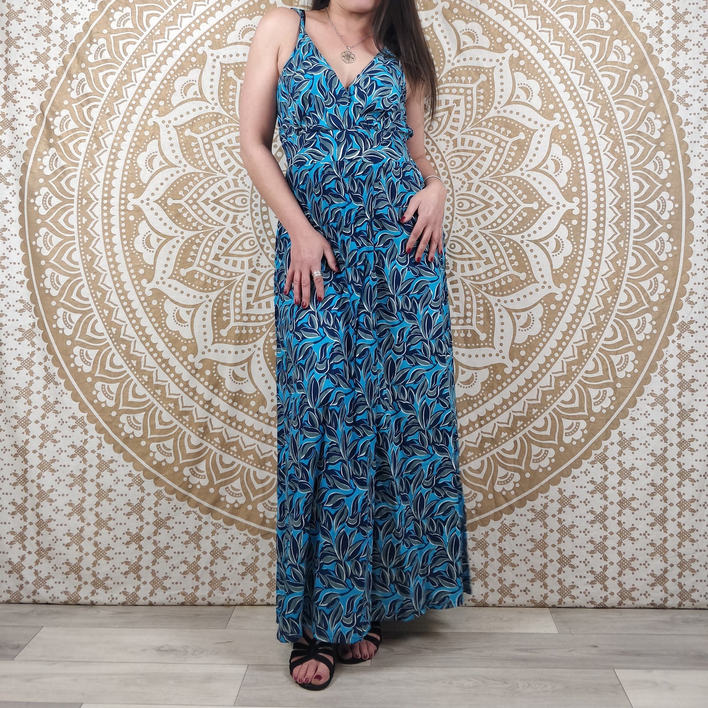 Robe longue Deva. Robe ethnique chic à fines bretelles avec ouverture frontale. Imprimé fleuri bleu.