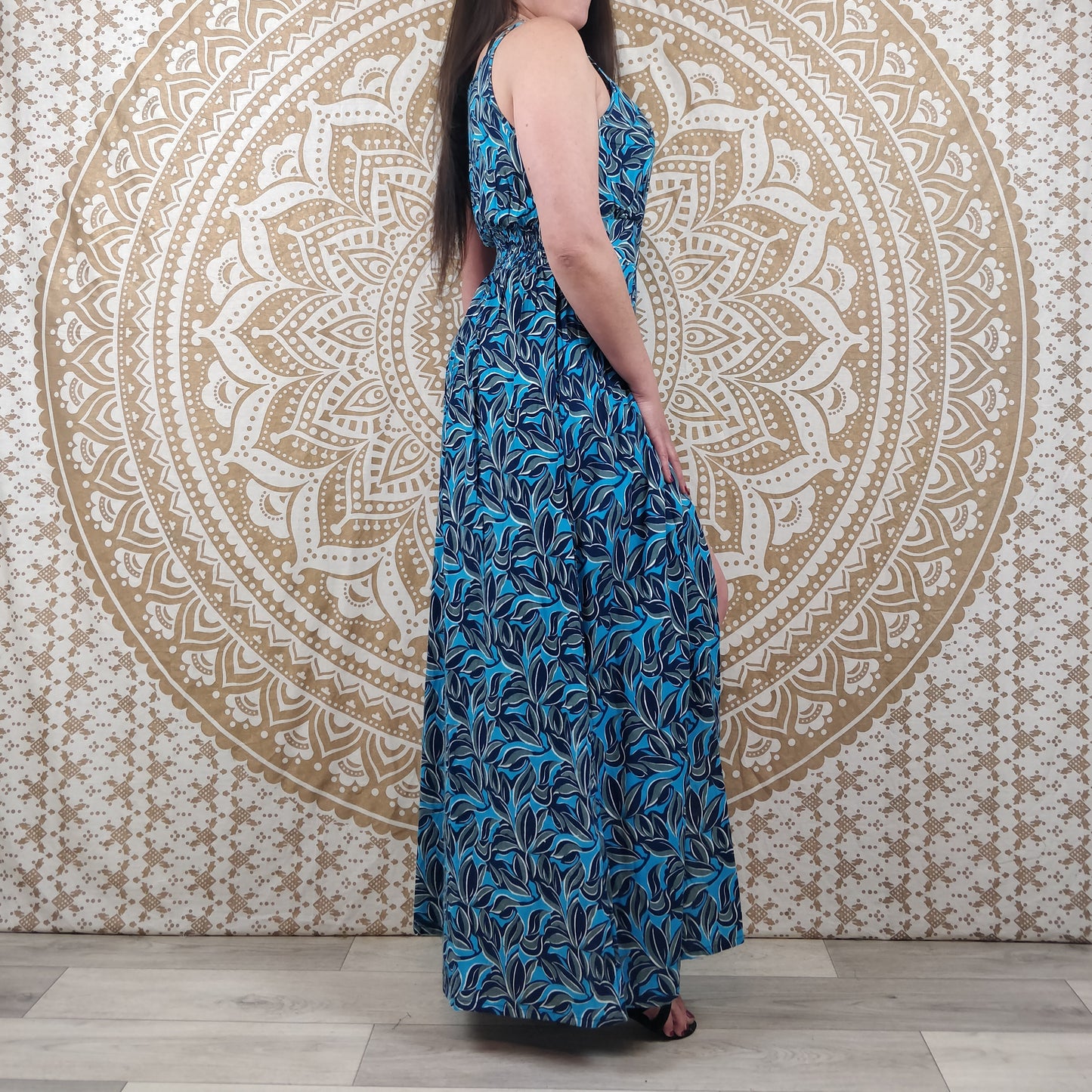 Robe longue Deva. Robe ethnique chic à fines bretelles avec ouverture frontale. Imprimé fleuri bleu.