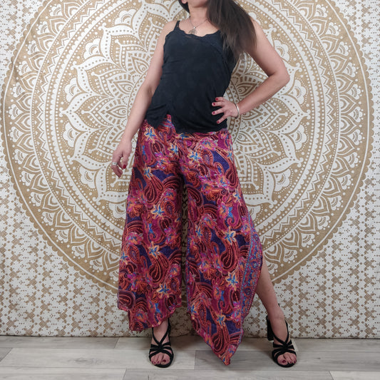 Pantalon femme Lubbha en soie indienne. Coupe évasé, fendu sur les côtés. Imprimé fuchsia fleuri avec insertions or.