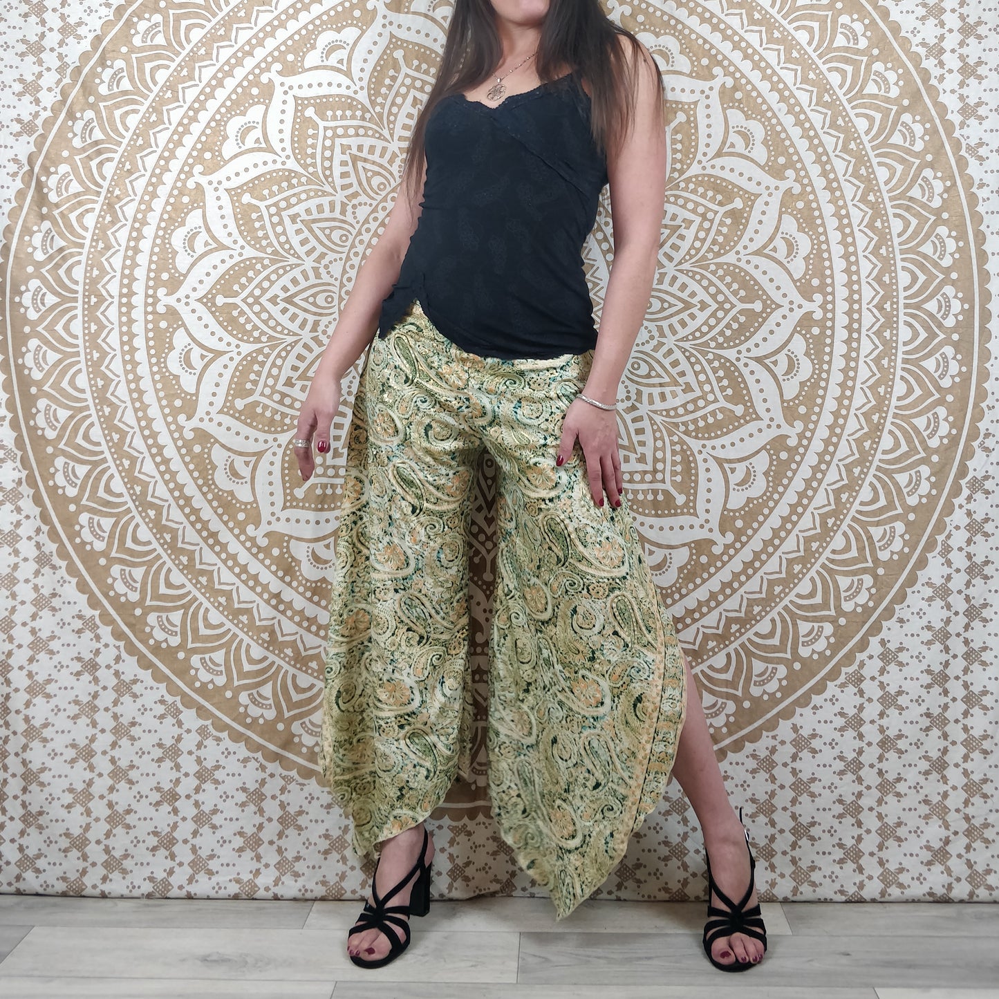 Pantalon femme Lubbha en soie indienne. Coupe évasé, fendu sur les côtés. Imprimé paisley vert avec insertions or.