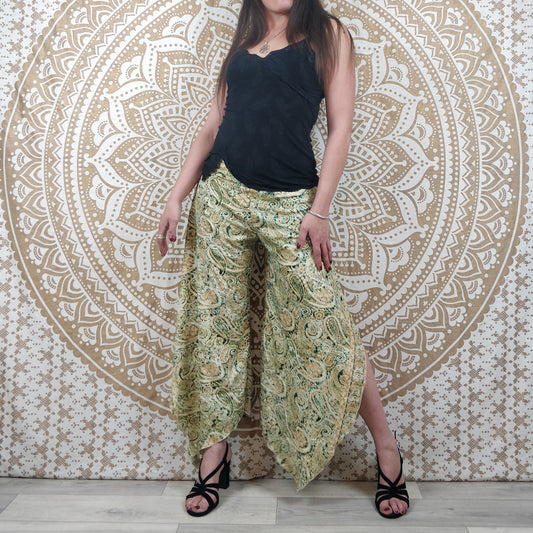 Pantalon femme Lubbha en soie indienne. Coupe évasé, fendu sur les côtés. Imprimé paisley vert avec insertions or.