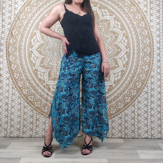 Pantalon femme Lubbha en soie indienne. Coupe évasé, fendu sur les côtés. Imprimé paisley bleu avec insertions or.