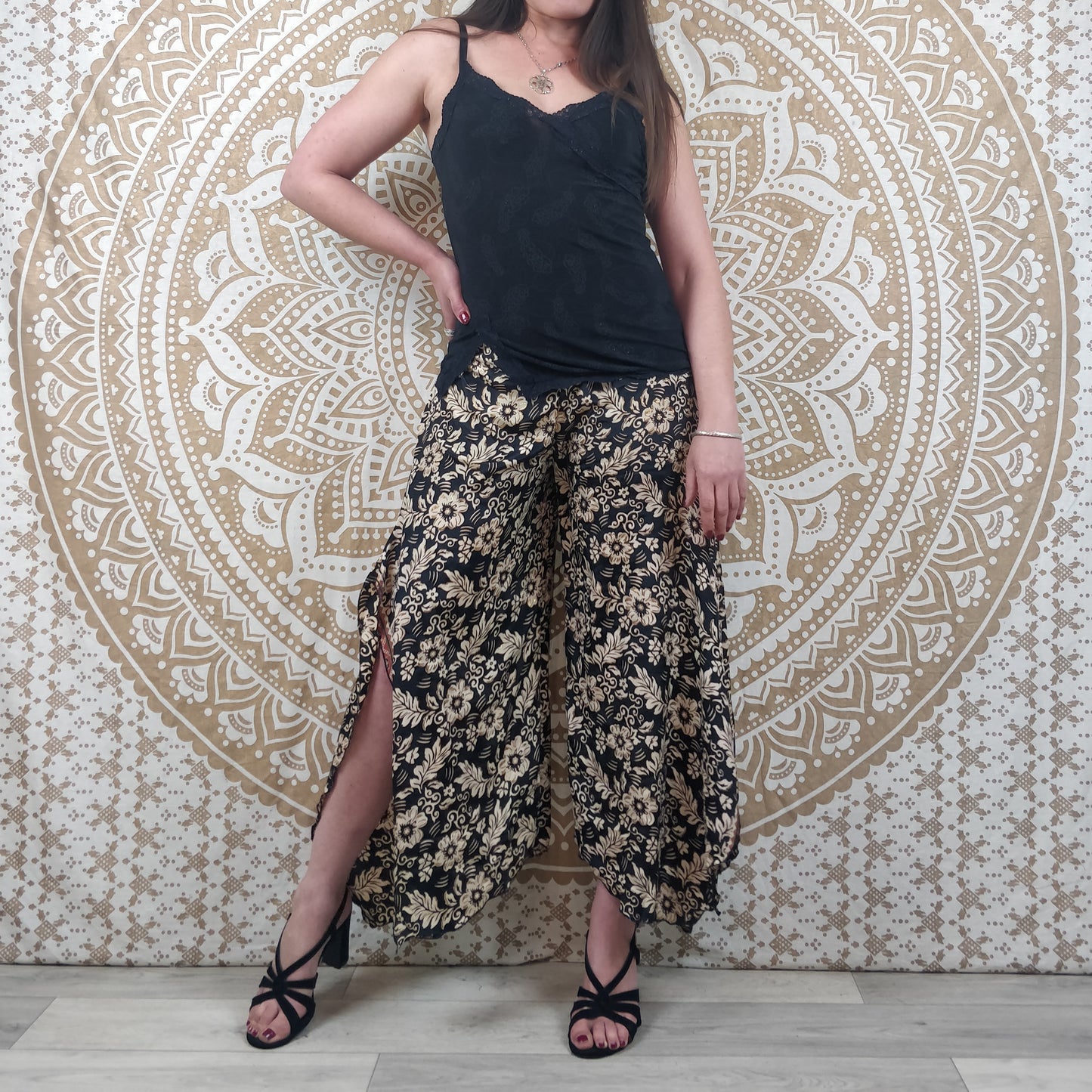 Pantalon femme Lubbha en soie indienne. Coupe évasé, fendu sur les côtés. Imprimé fleuri noir et blanc avec insertions or.