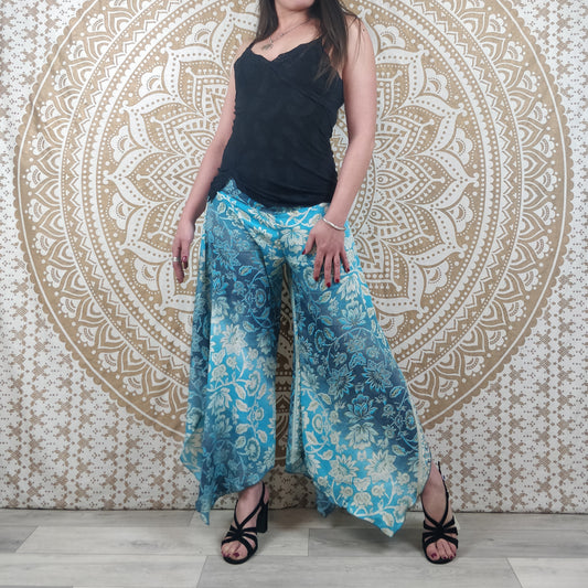 Pantalon femme Lubbha en soie indienne. Coupe évasé, fendu sur les côtés. Imprimé fleuri bleu.