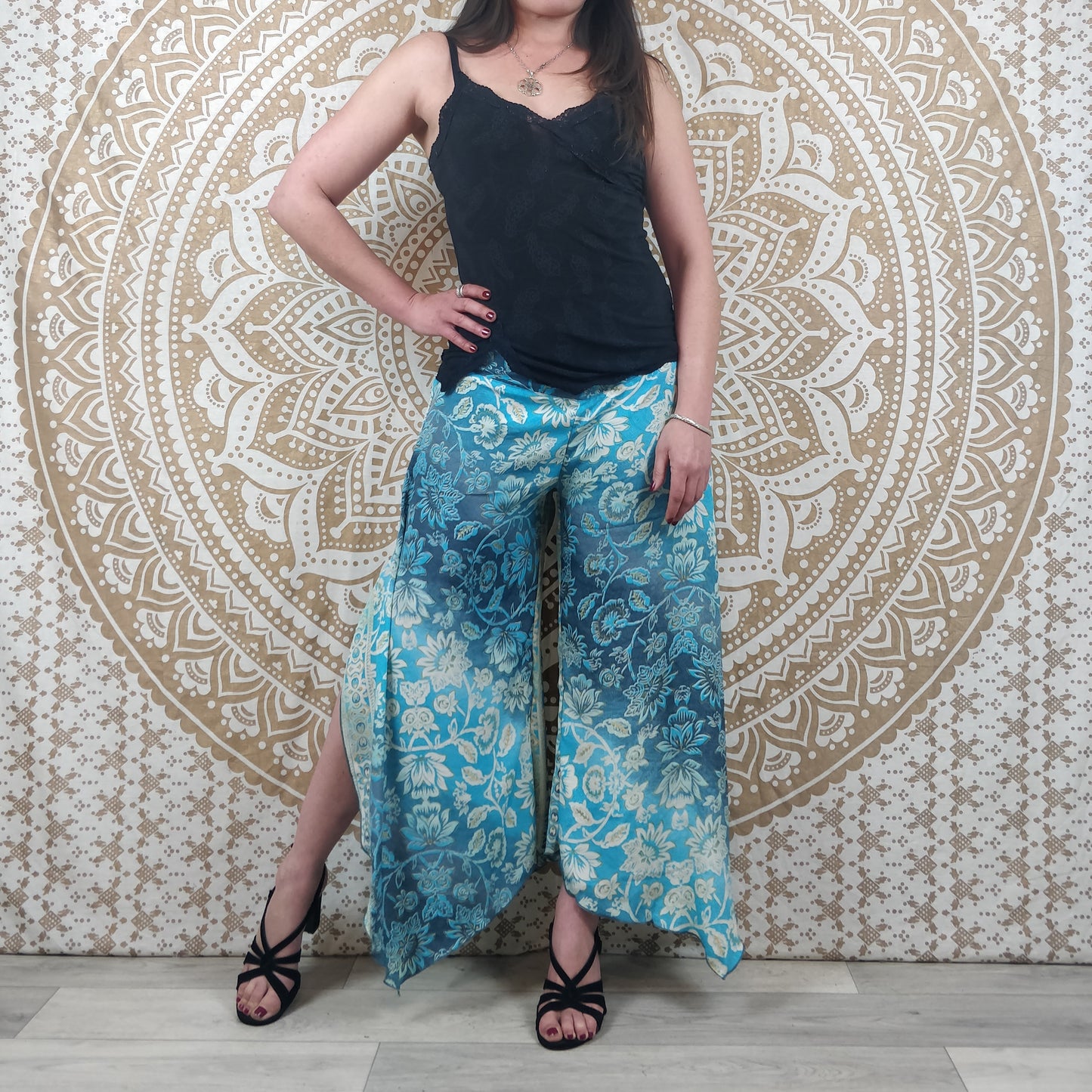 Pantalon femme Lubbha en soie indienne. Coupe évasé, fendu sur les côtés. Imprimé fleuri bleu.