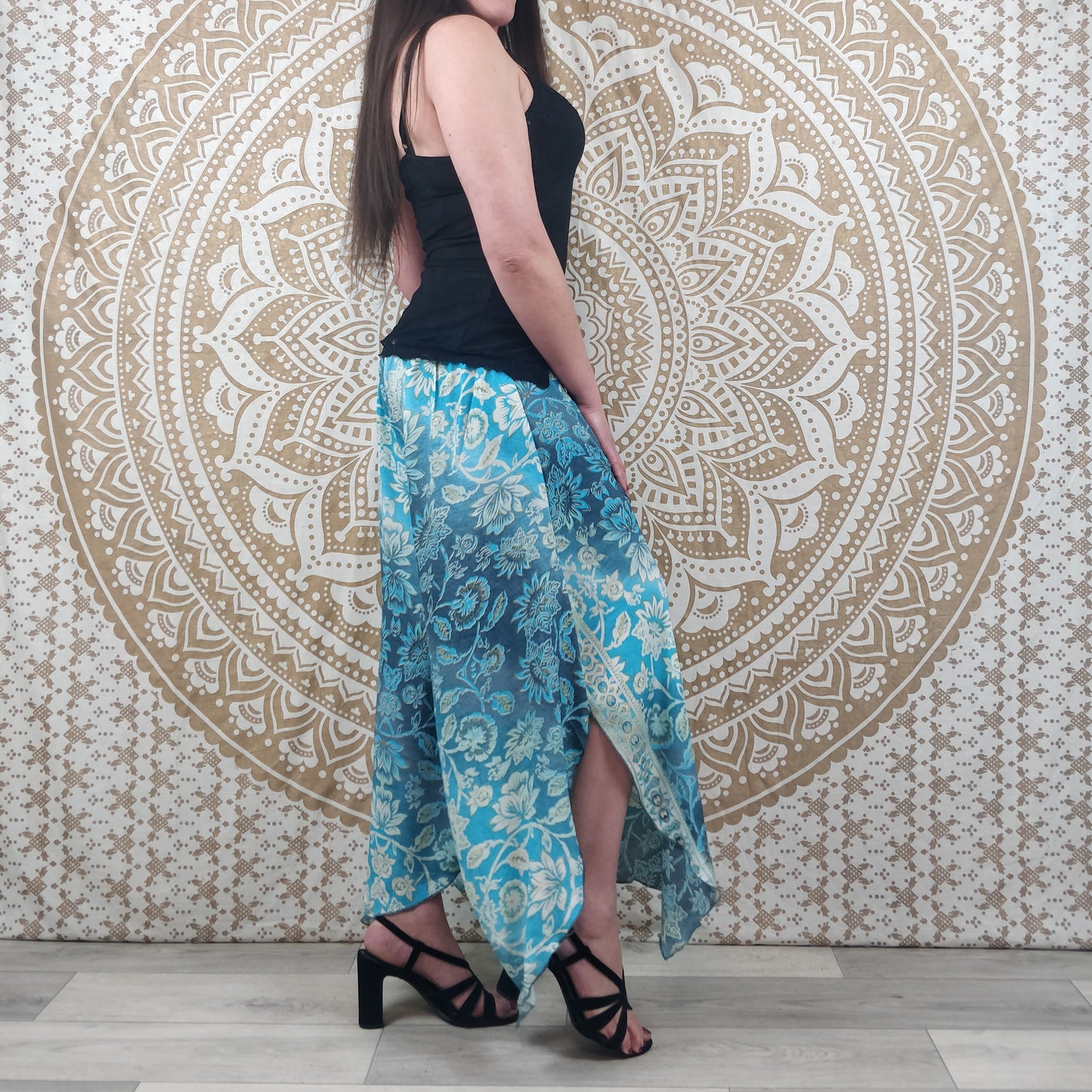 Pantalon femme Lubbha en soie indienne. Coupe évasé, fendu sur les côtés. Imprimé fleuri bleu.