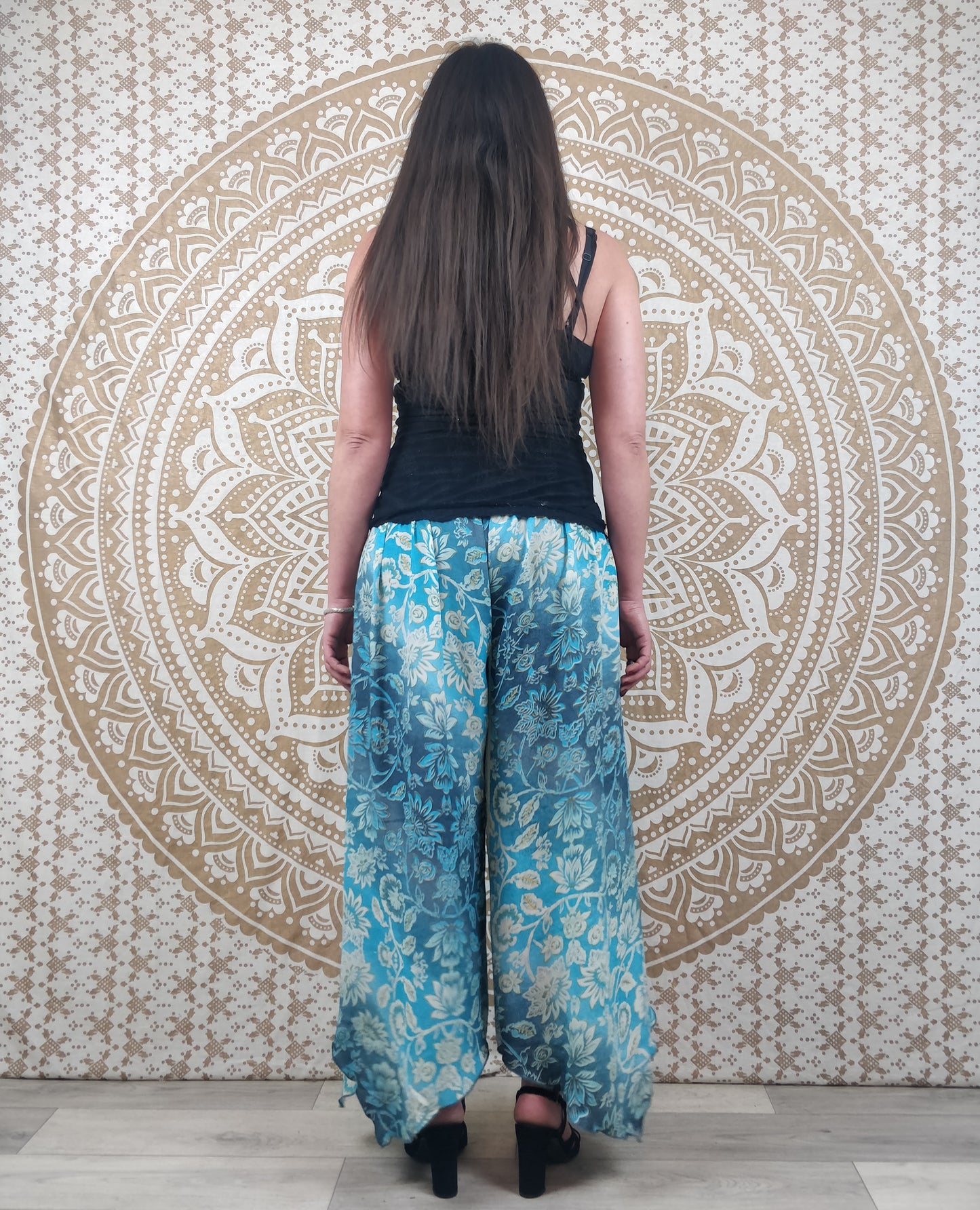 Pantalon femme Lubbha en soie indienne. Coupe évasé, fendu sur les côtés. Imprimé fleuri bleu.