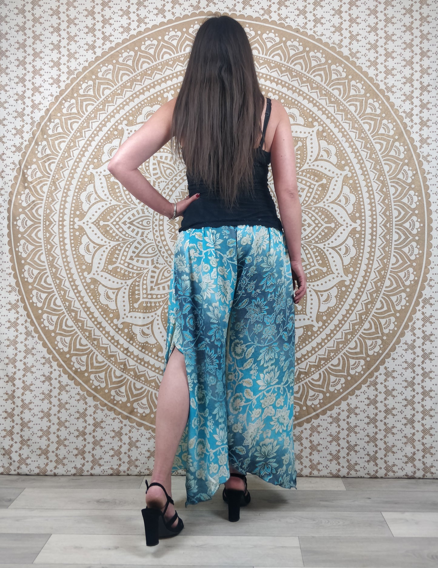 Pantalon femme Lubbha en soie indienne. Coupe évasé, fendu sur les côtés. Imprimé fleuri bleu.