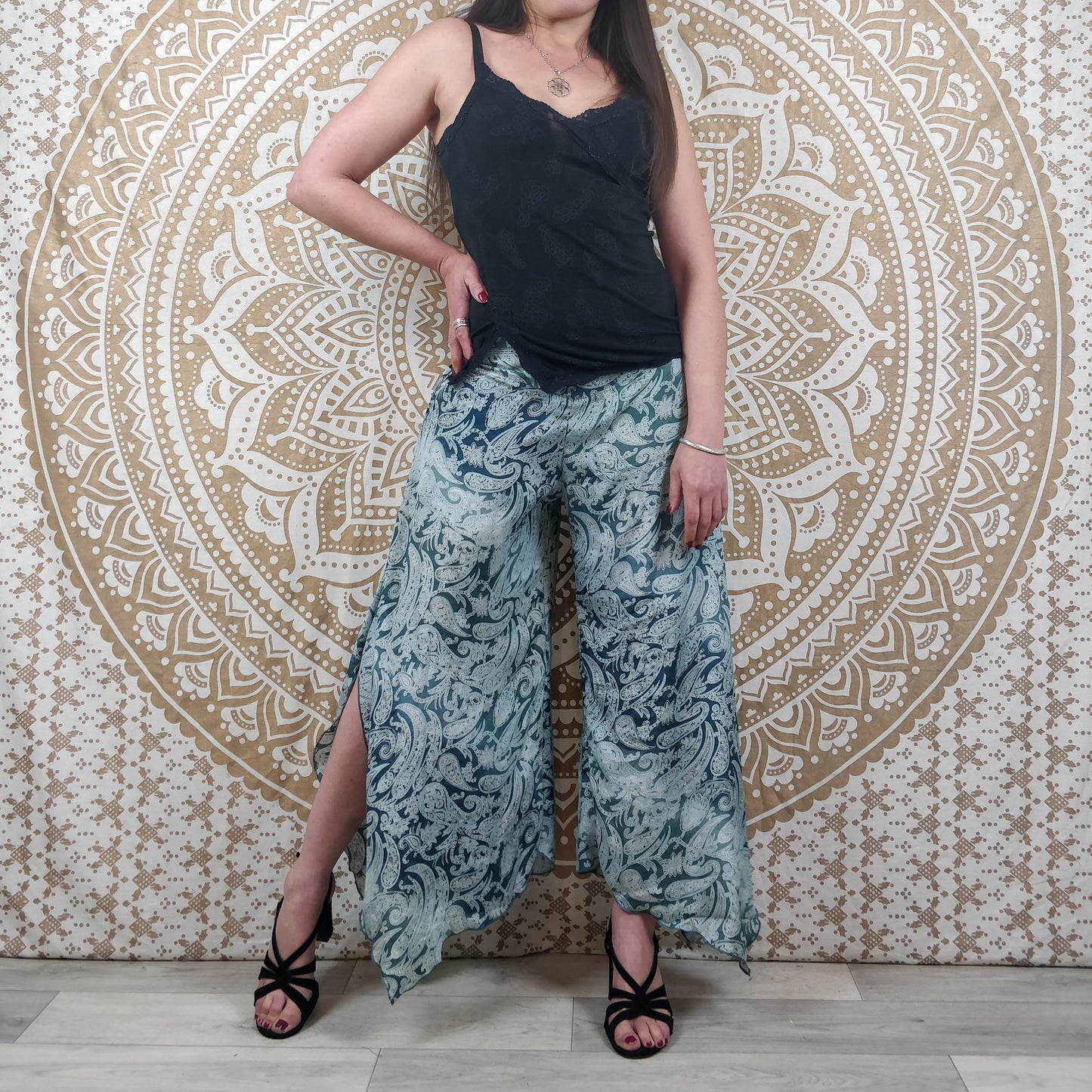 Pantalon femme Lubbha en soie indienne. Coupe évasé, fendu sur les côtés. Imprimé paisley bleu.