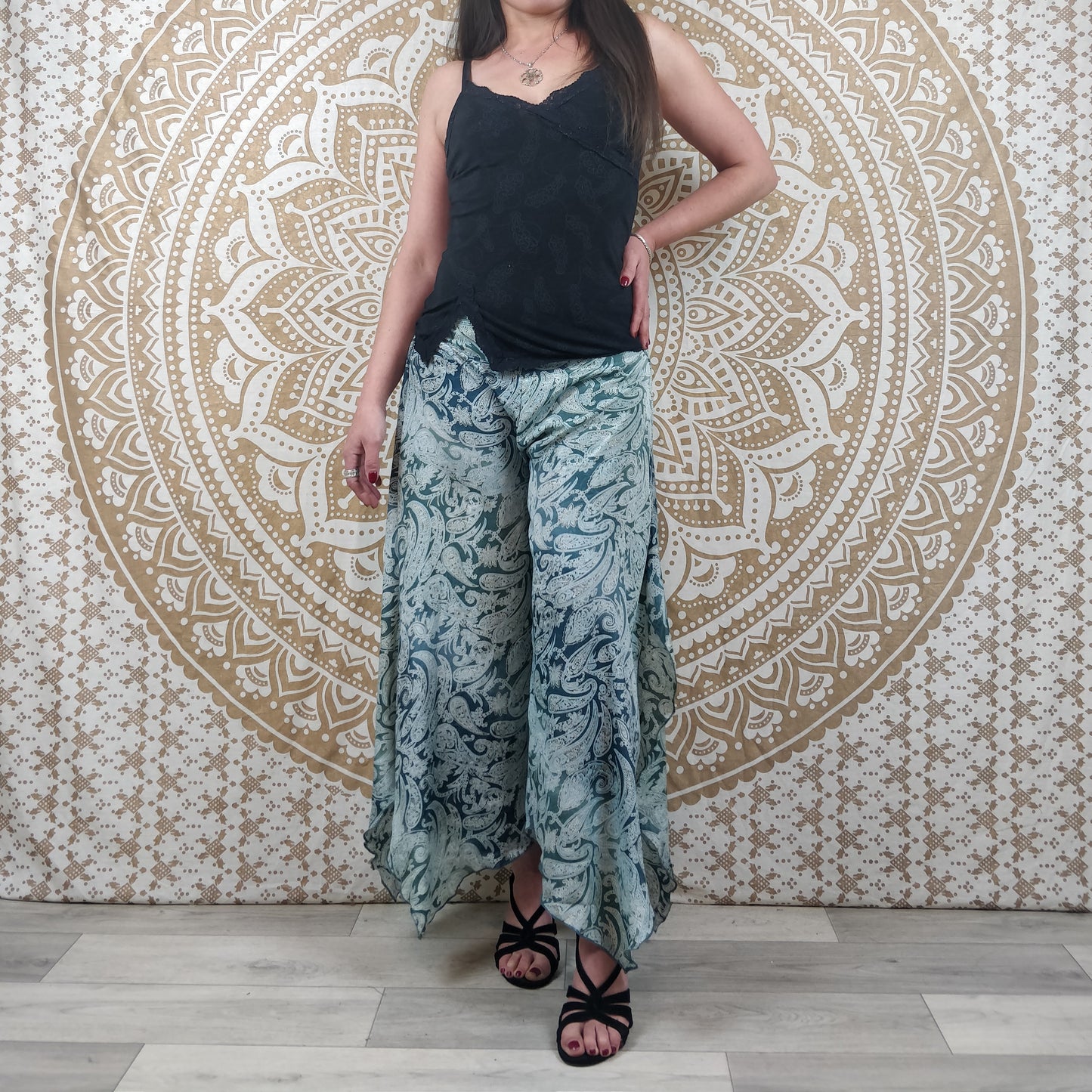 Pantalon femme Lubbha en soie indienne. Coupe évasé, fendu sur les côtés. Imprimé paisley bleu.