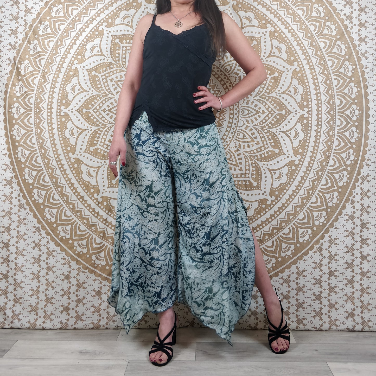 Pantalon femme Lubbha en soie indienne. Coupe évasé, fendu sur les côtés. Imprimé paisley bleu.