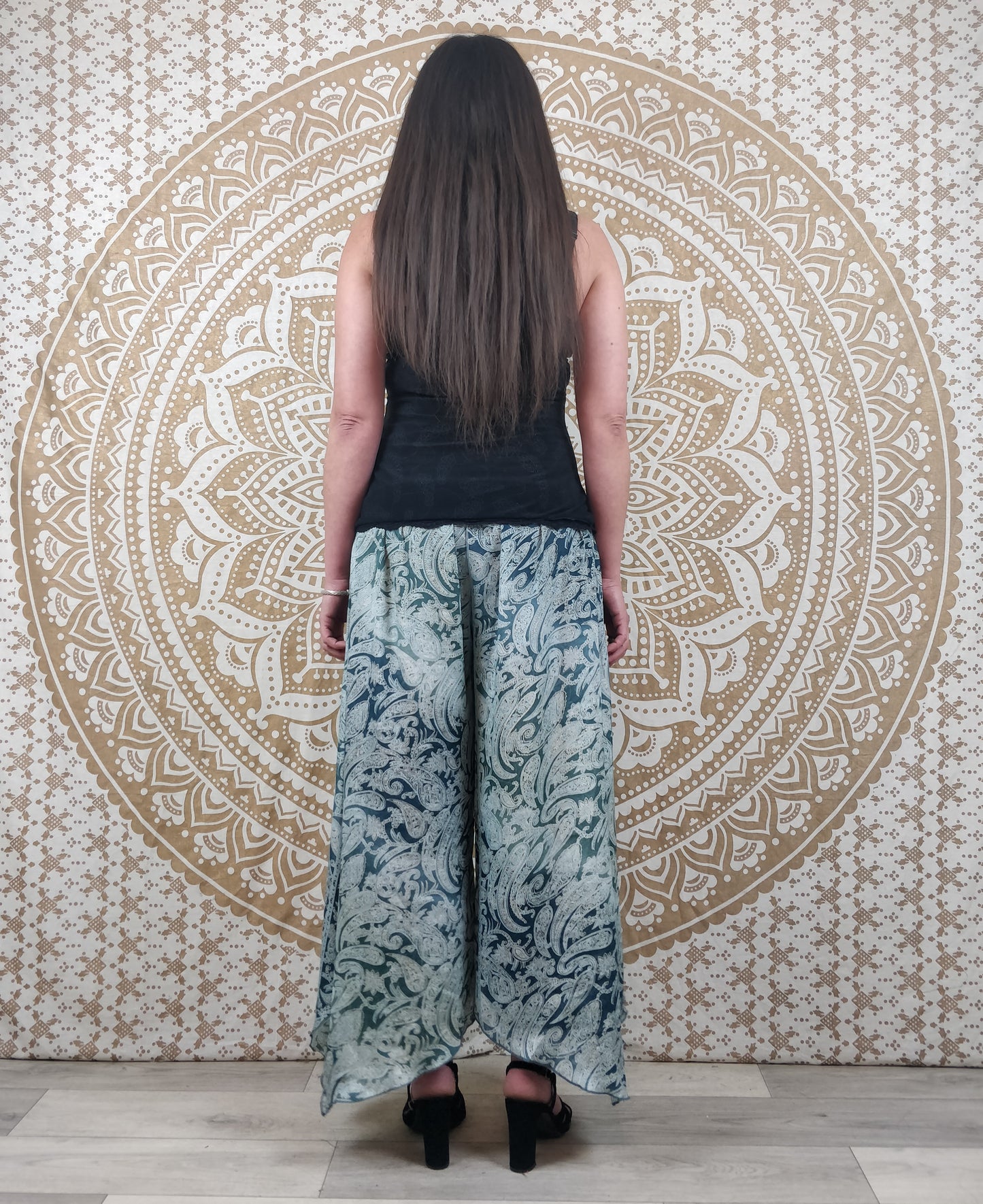 Pantalon femme Lubbha en soie indienne. Coupe évasé, fendu sur les côtés. Imprimé paisley bleu.