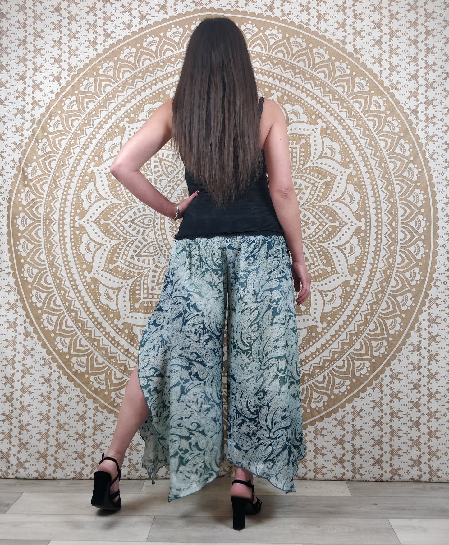 Pantalon femme Lubbha en soie indienne. Coupe évasé, fendu sur les côtés. Imprimé paisley bleu.