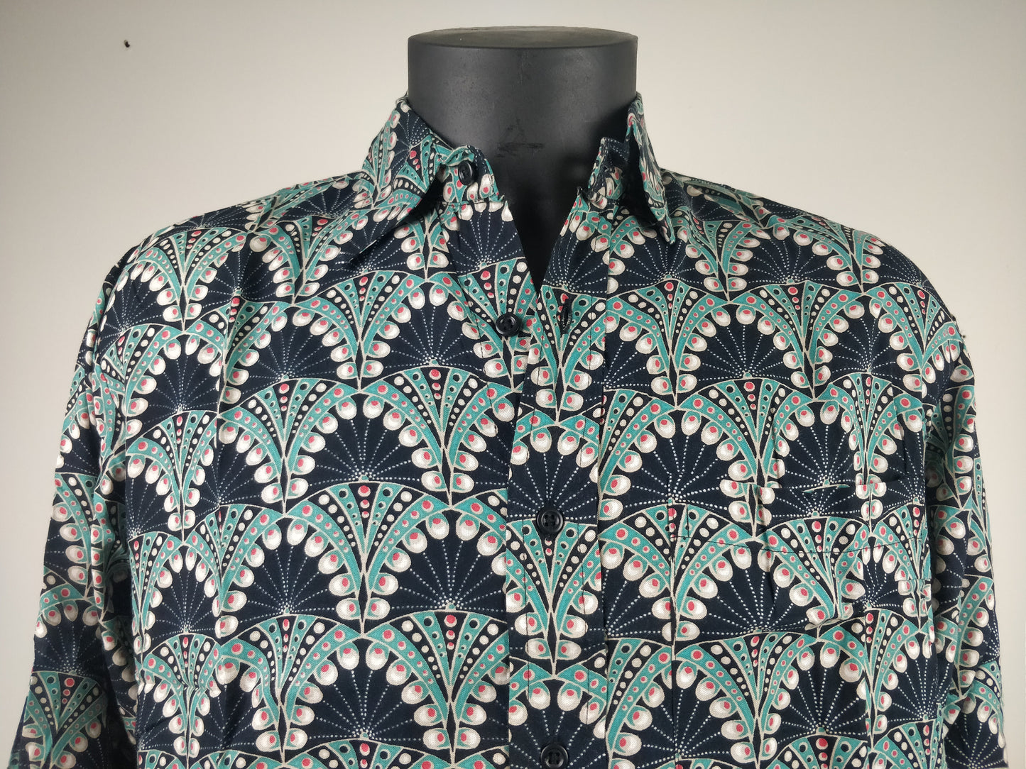 Chemise homme Rama manches longues. Chemise décontractée souple en rayonne. Motif ethnique bleu.