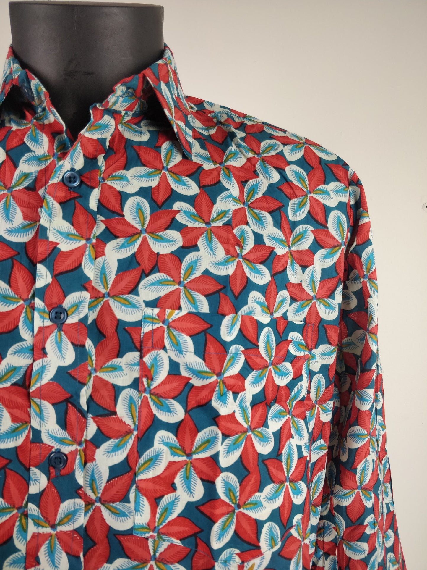 Chemise homme Rama manches longues. Chemise en coton. Motifs fleuri rouge.