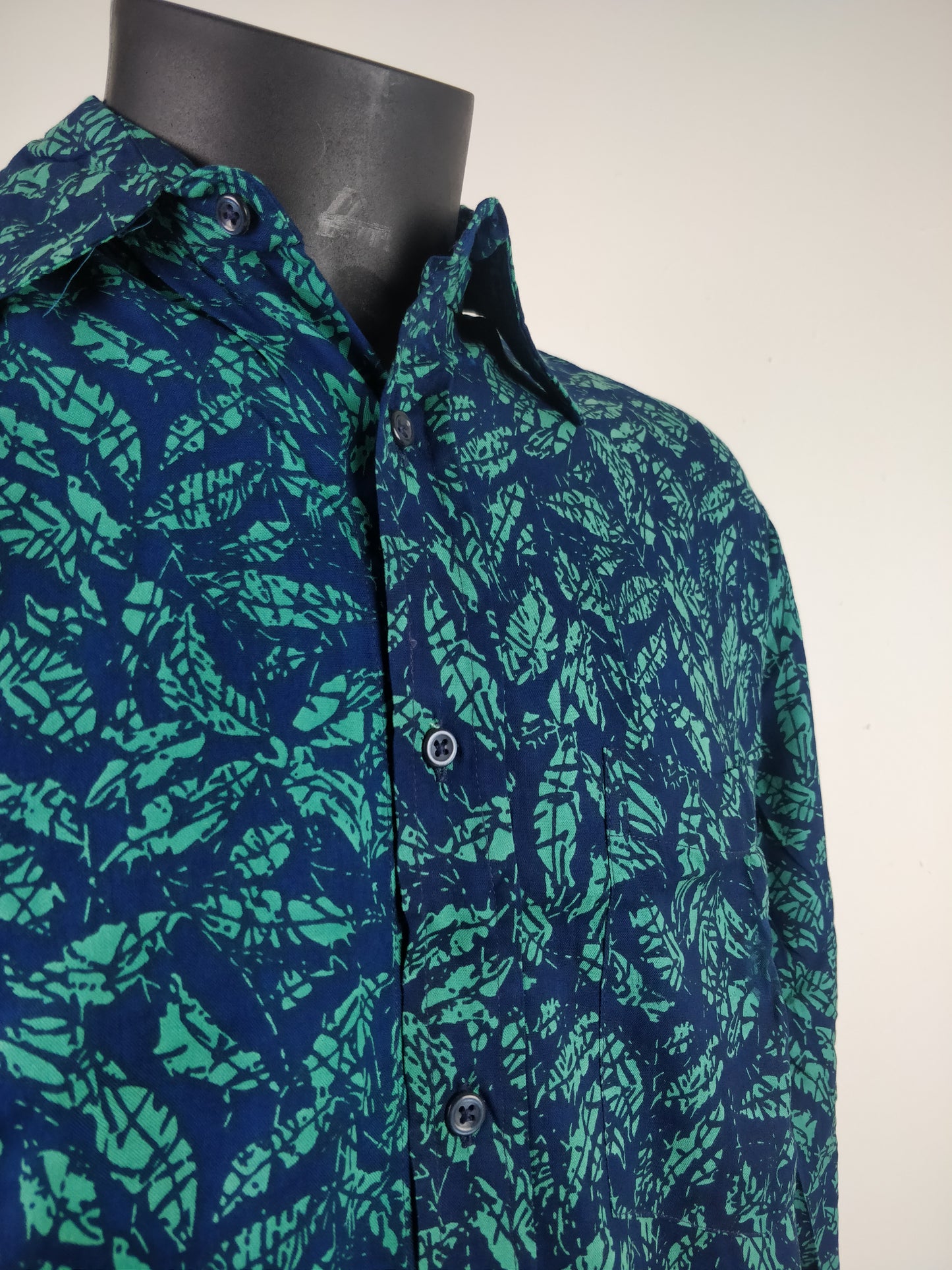 Chemise homme Rama manches longues. Chemise décontractée souple en rayonne. Motif feuilles vert et bleu.