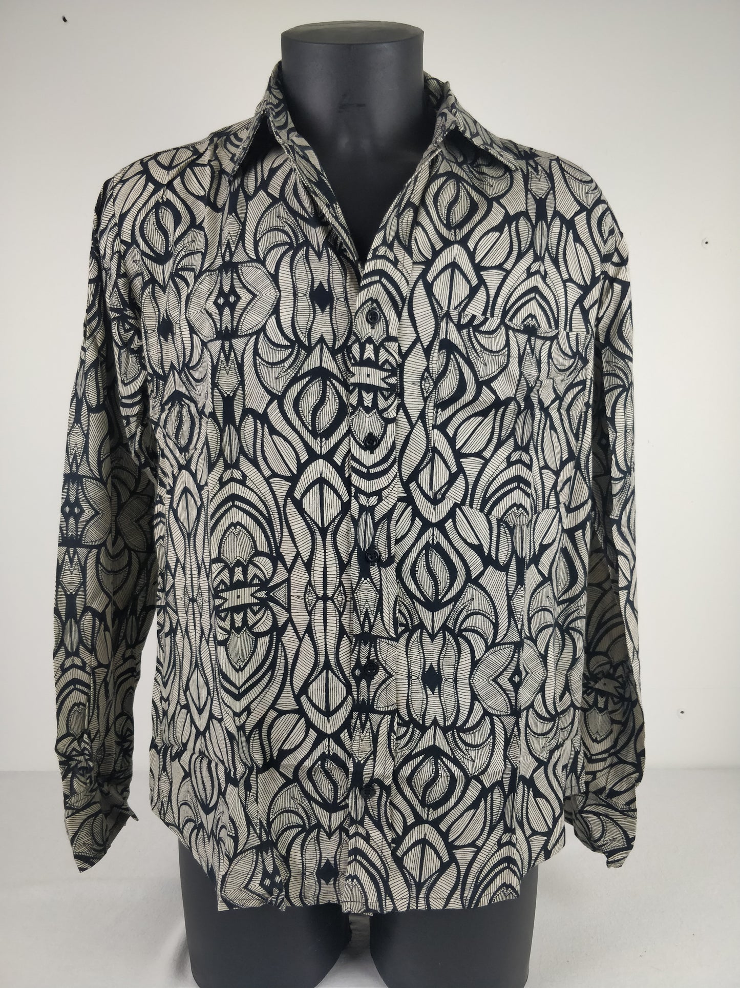 Chemise homme Rama manches longues. Chemise décontracté en rayonne. Motifs ethniques noir.