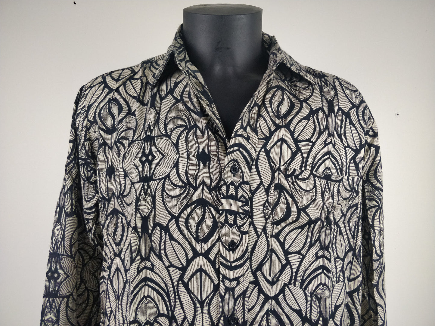 Chemise homme Rama manches longues. Chemise décontracté en rayonne. Motifs ethniques noir.