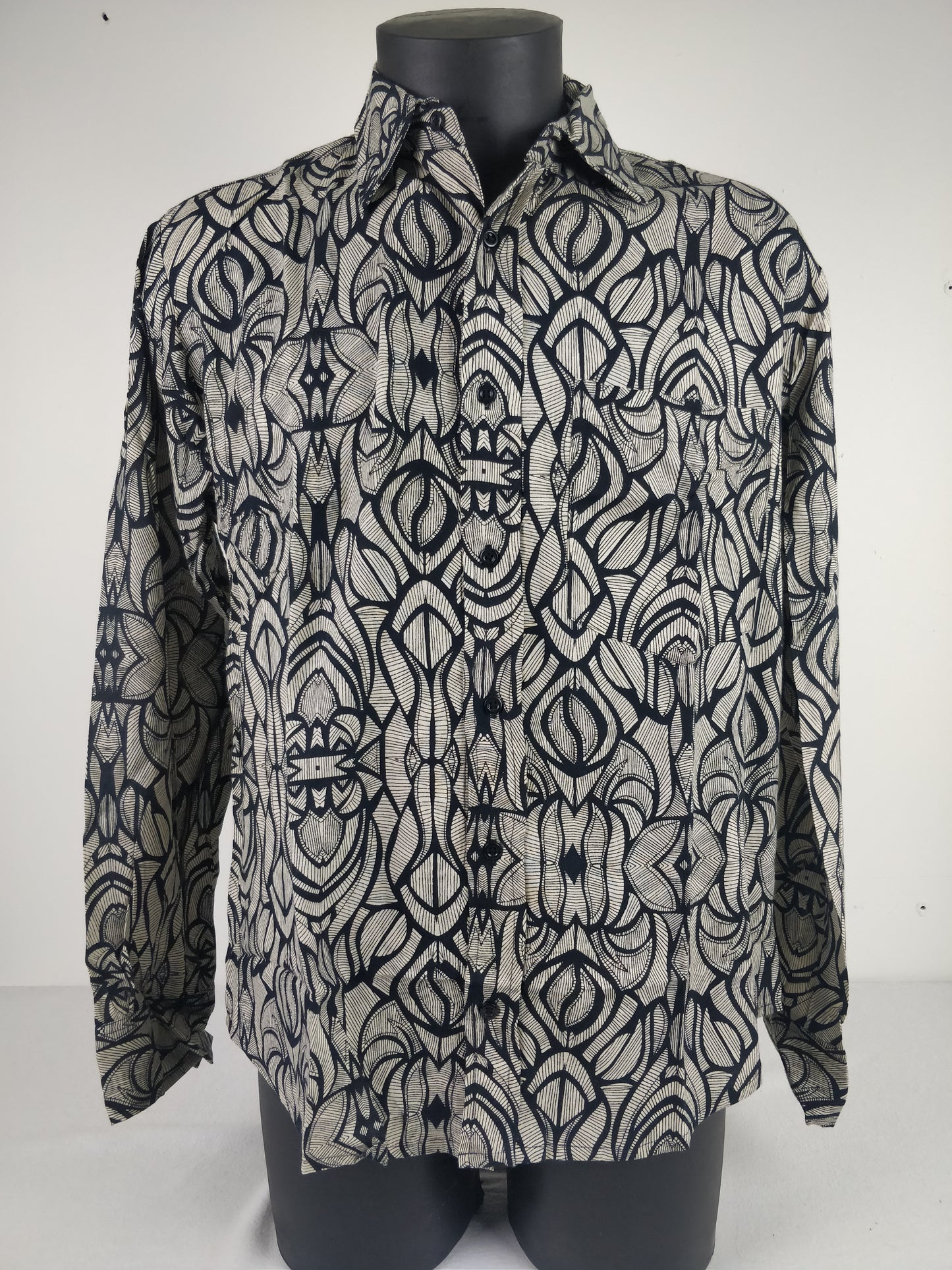 Chemise homme Rama manches longues. Chemise décontracté en rayonne. Motifs ethniques noir.