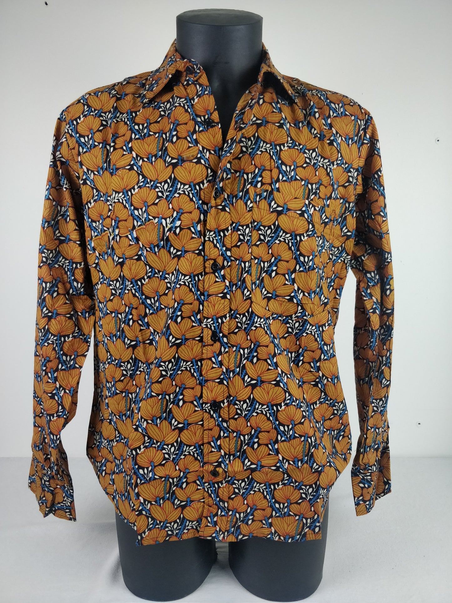 Chemise homme Rama manches longues. Chemise en coton. Motifs fleuri marron.