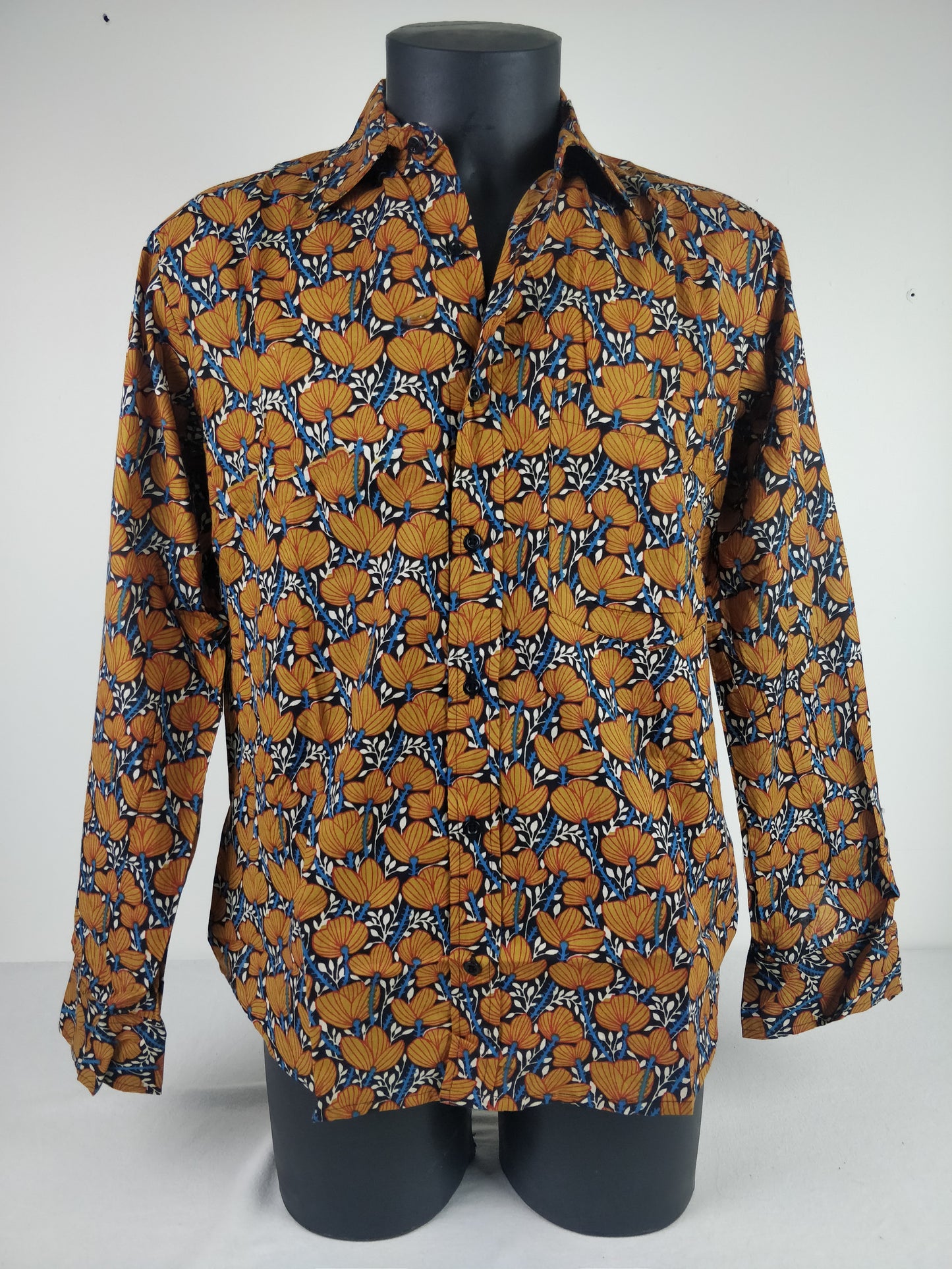 Chemise homme Rama manches longues. Chemise en coton. Motifs fleuri marron.