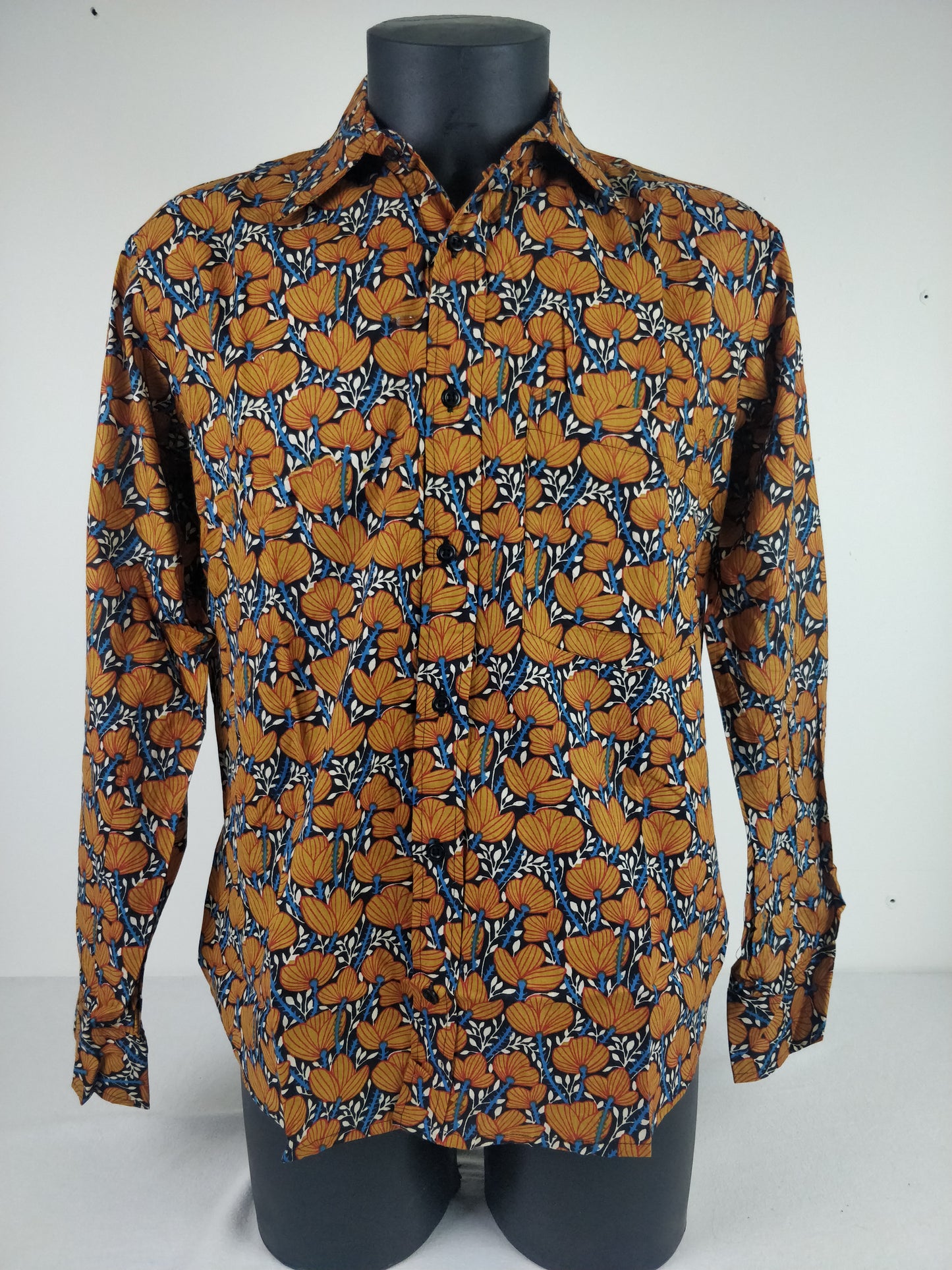 Chemise homme Rama manches longues. Chemise en coton. Motifs fleuri marron.