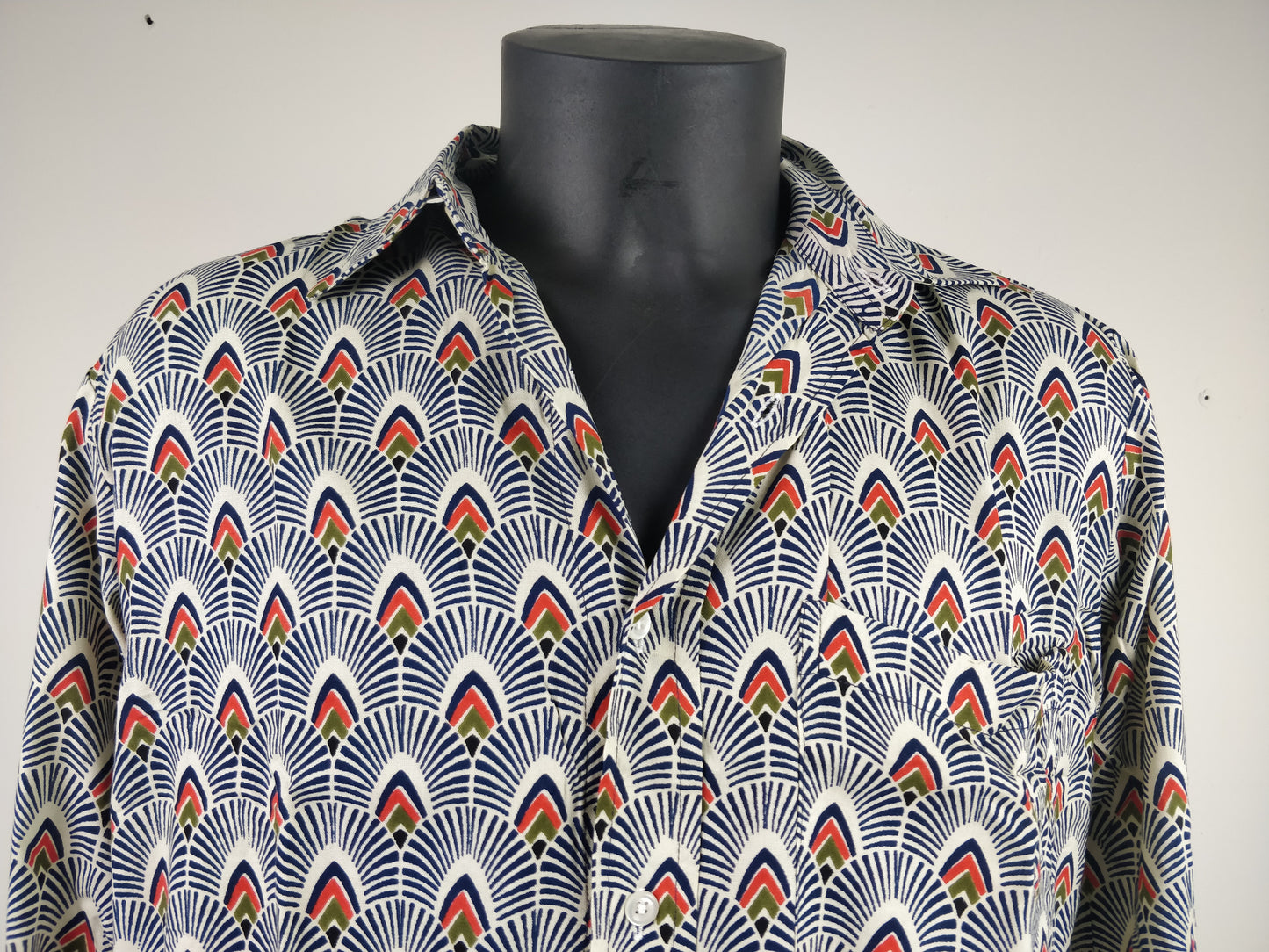 Chemise homme Rama manches longues. Chemise décontractée souple en rayonne. Motif ethnique blanc, bleu et orange.