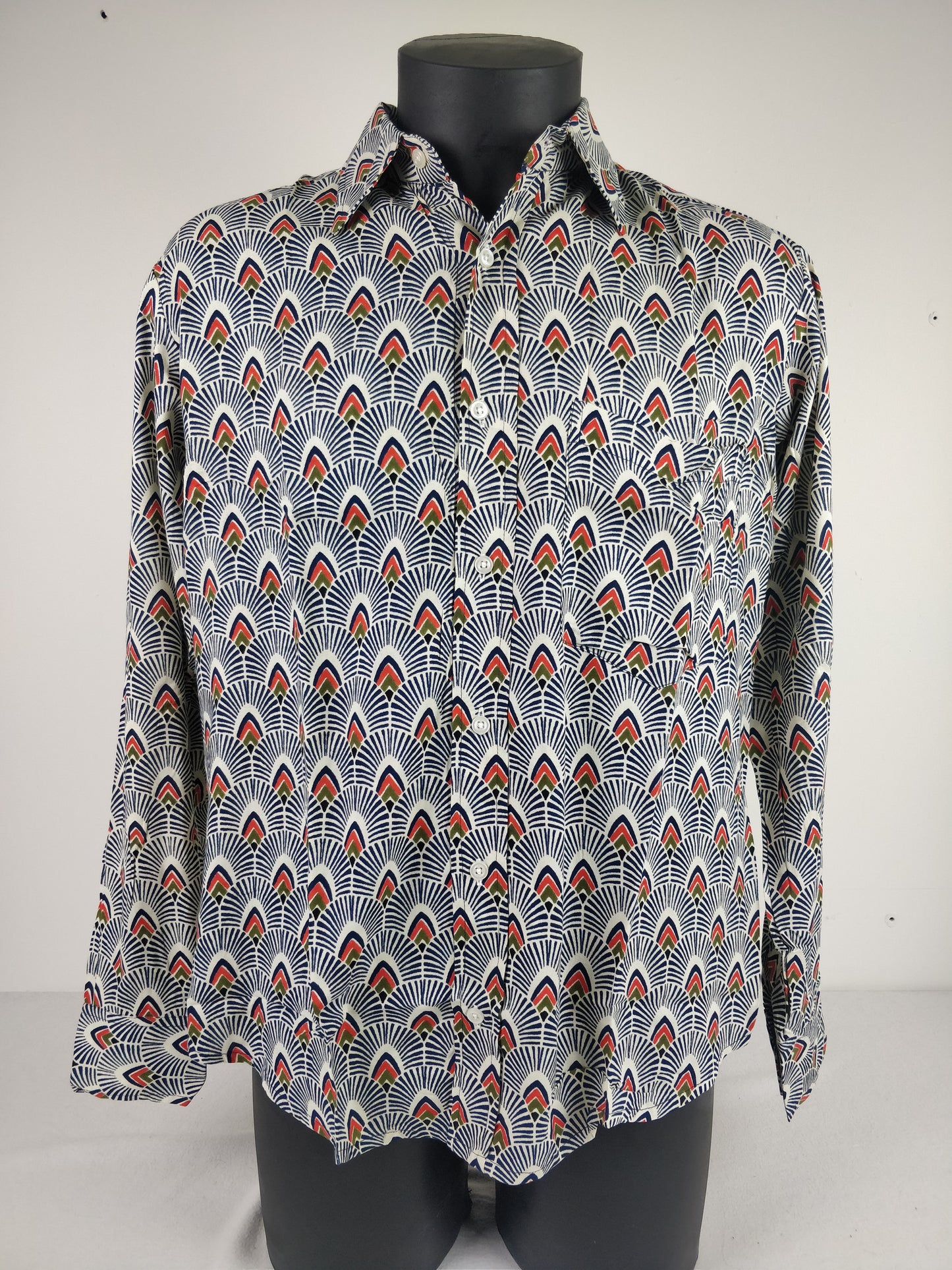 Chemise homme Rama manches longues. Chemise décontractée souple en rayonne. Motif ethnique blanc, bleu et orange.