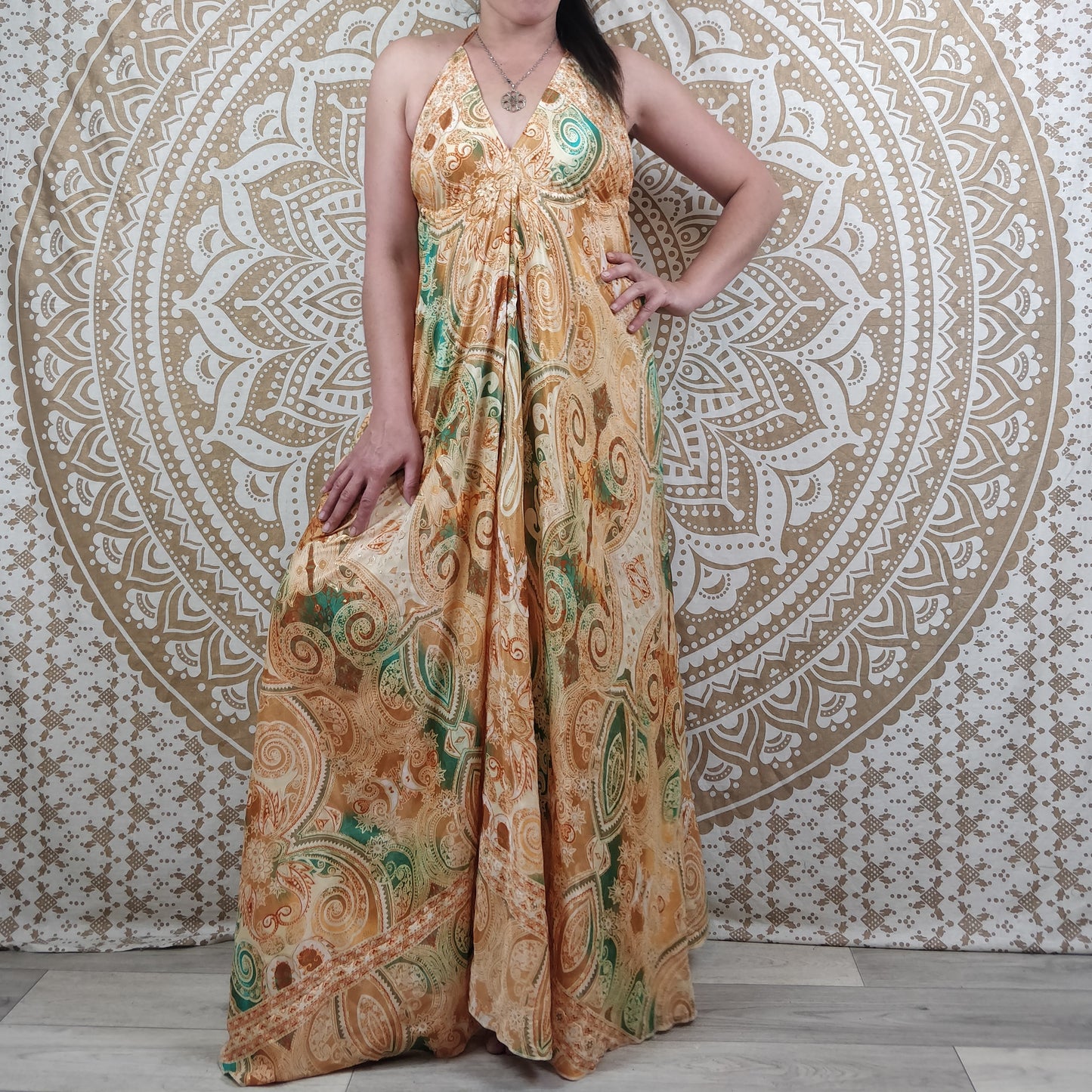 Robe longue dos nu Salliha en soie indienne. Maxi robe bohème ajustable et évasée. Imprimé orange et vart avec insertions or.