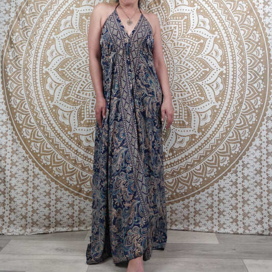 Robe longue dos nu Salliha en soie indienne. Maxi robe bohème ajustable et évasée. Imprimé paisley bleu avec insertions or.