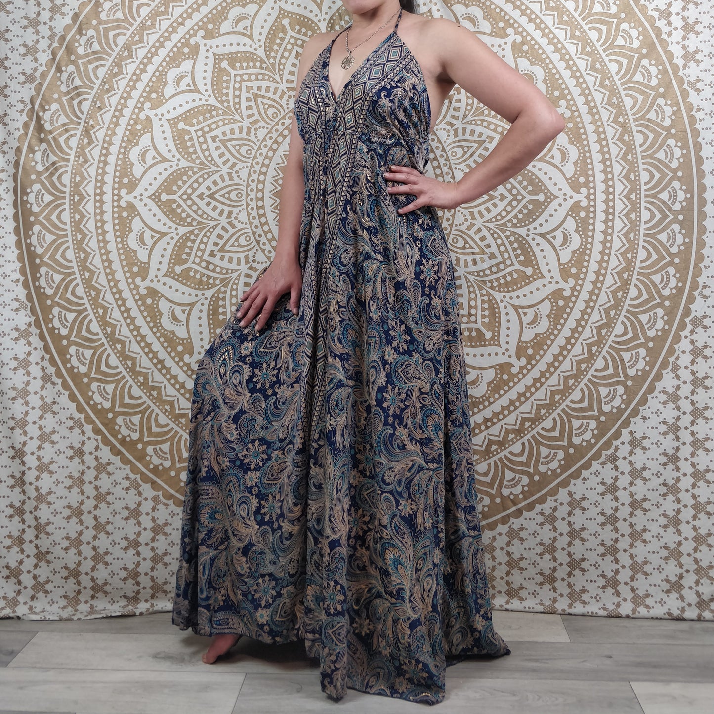 Robe longue dos nu Salliha en soie indienne. Maxi robe bohème ajustable et évasée. Imprimé paisley bleu avec insertions or.