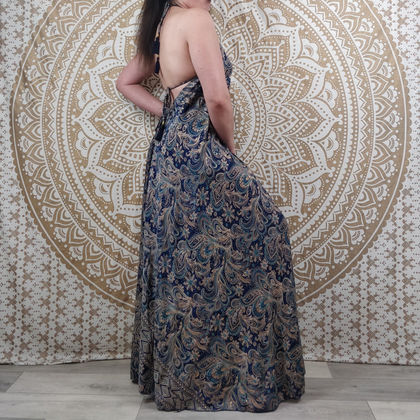 Robe longue dos nu Salliha en soie indienne. Maxi robe bohème ajustable et évasée. Imprimé paisley bleu avec insertions or.