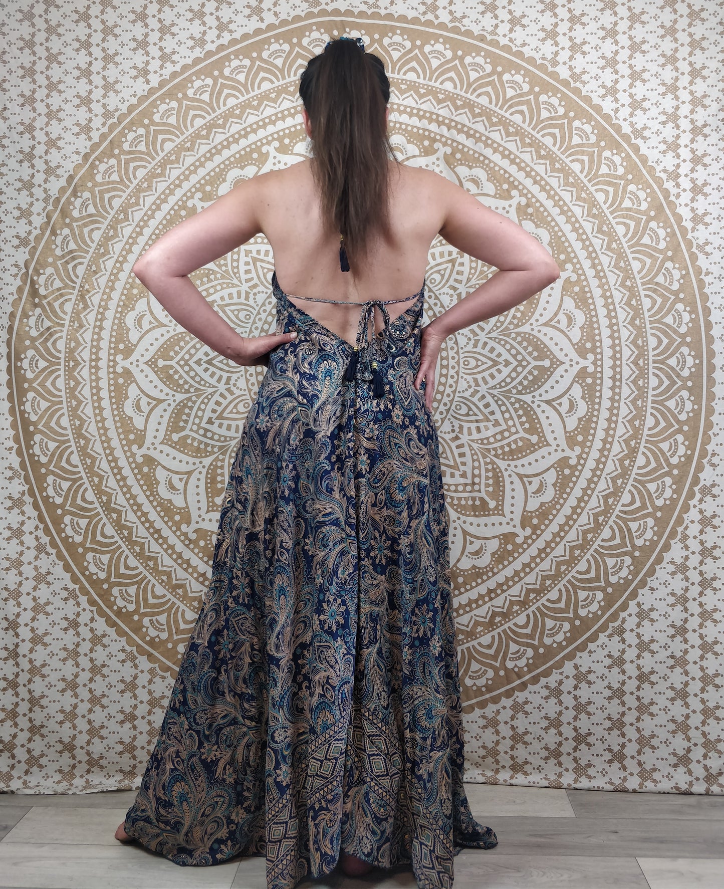 Robe longue dos nu Salliha en soie indienne. Maxi robe bohème ajustable et évasée. Imprimé paisley bleu avec insertions or.