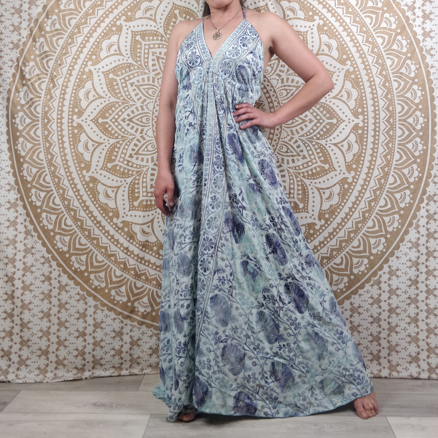 Robe longue dos nu Salliha en soie indienne. Maxi robe bohème ajustable et évasée. Imprimé fleuri bleu et blanc avec insertions or.